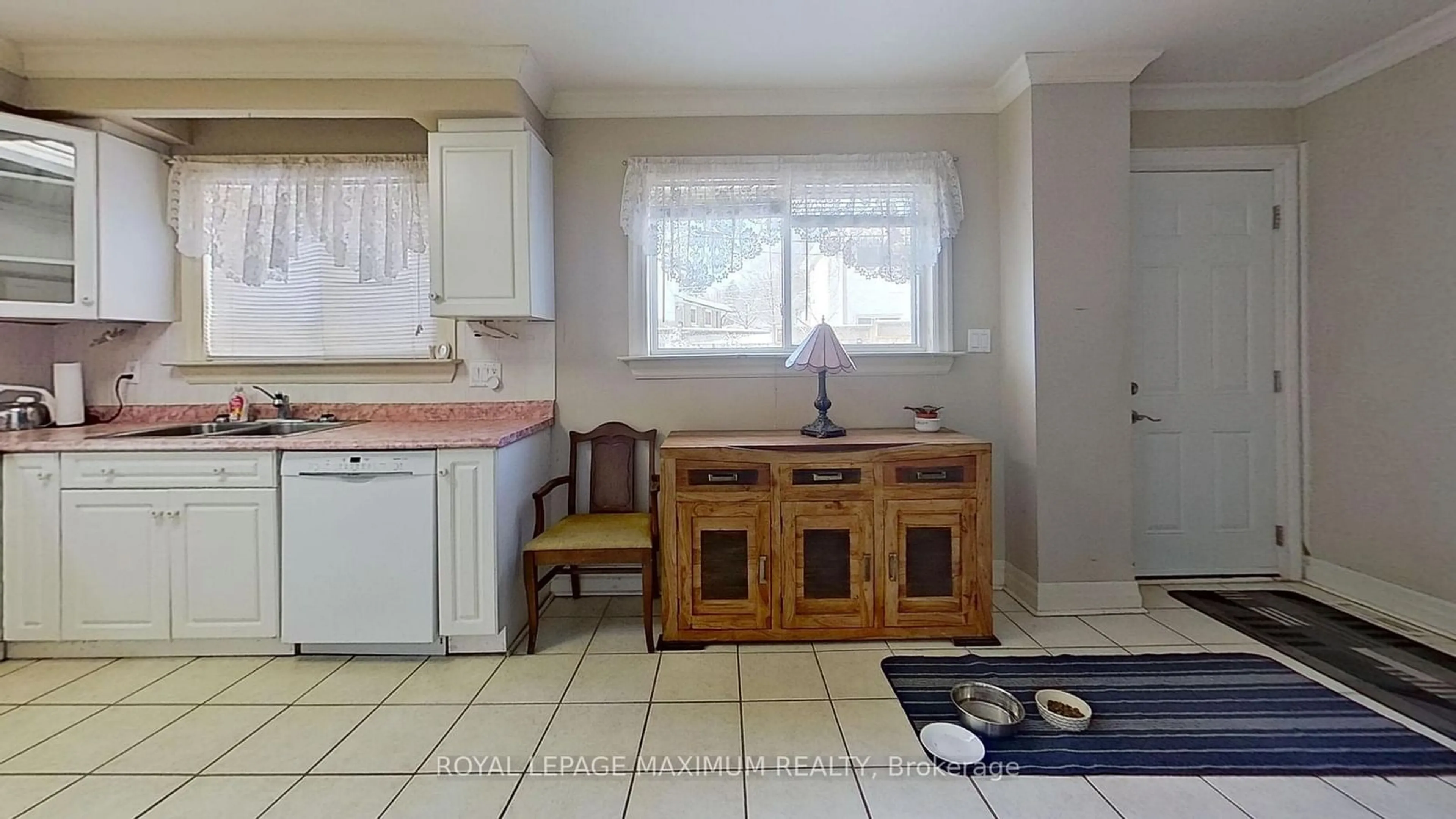 Standard kitchen, unknown for 12 Longford Dr, Newmarket Ontario L3Y 2Y2