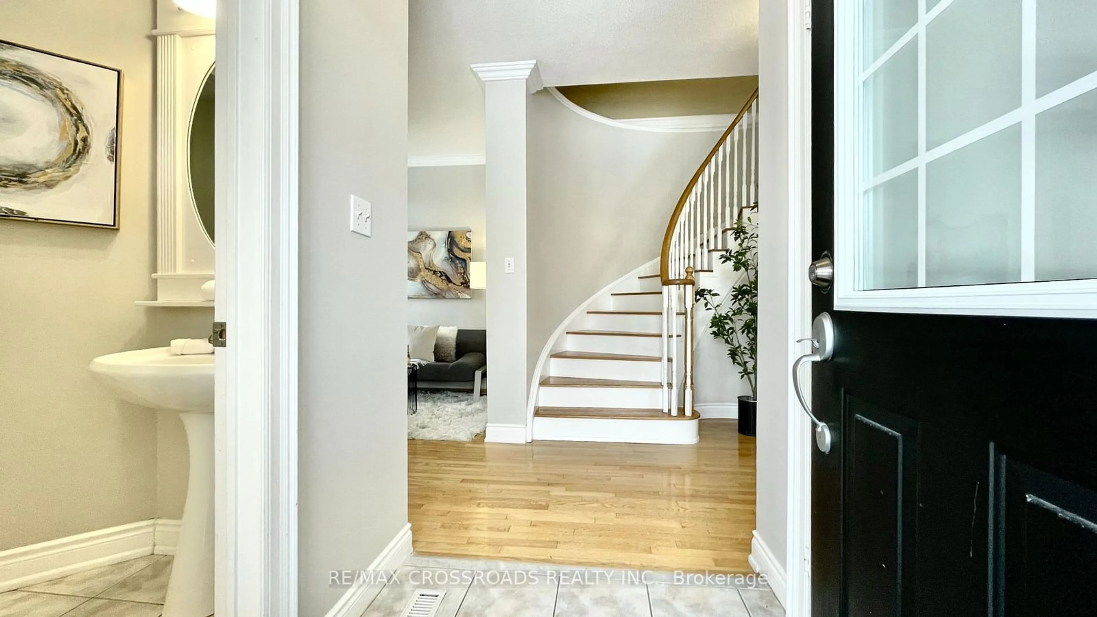 Indoor entryway for 35 Dancer's Dr, Markham Ontario L6C 2C4