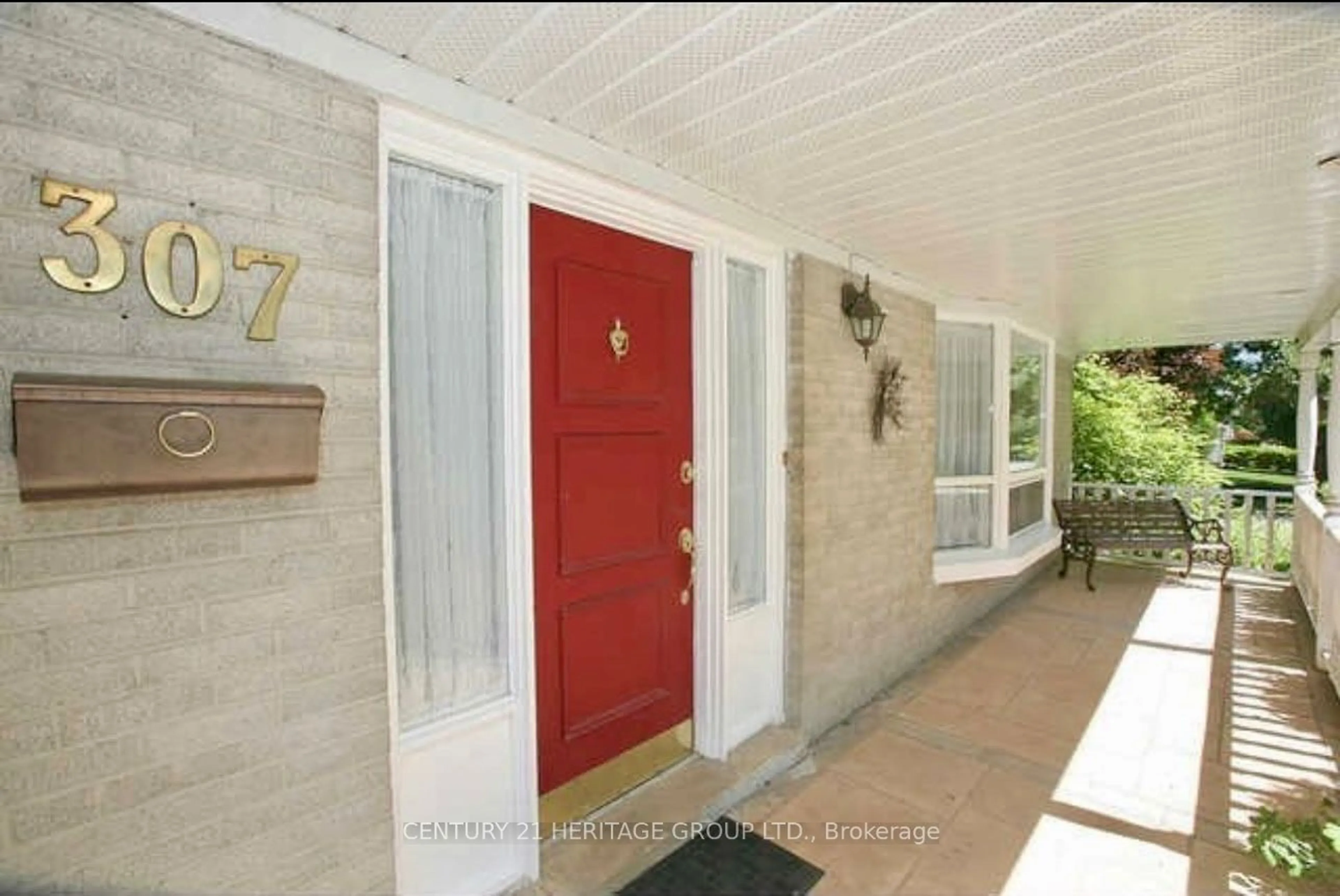 Indoor entryway for 307 Towercrest Dr, Newmarket Ontario L3Y 1C1