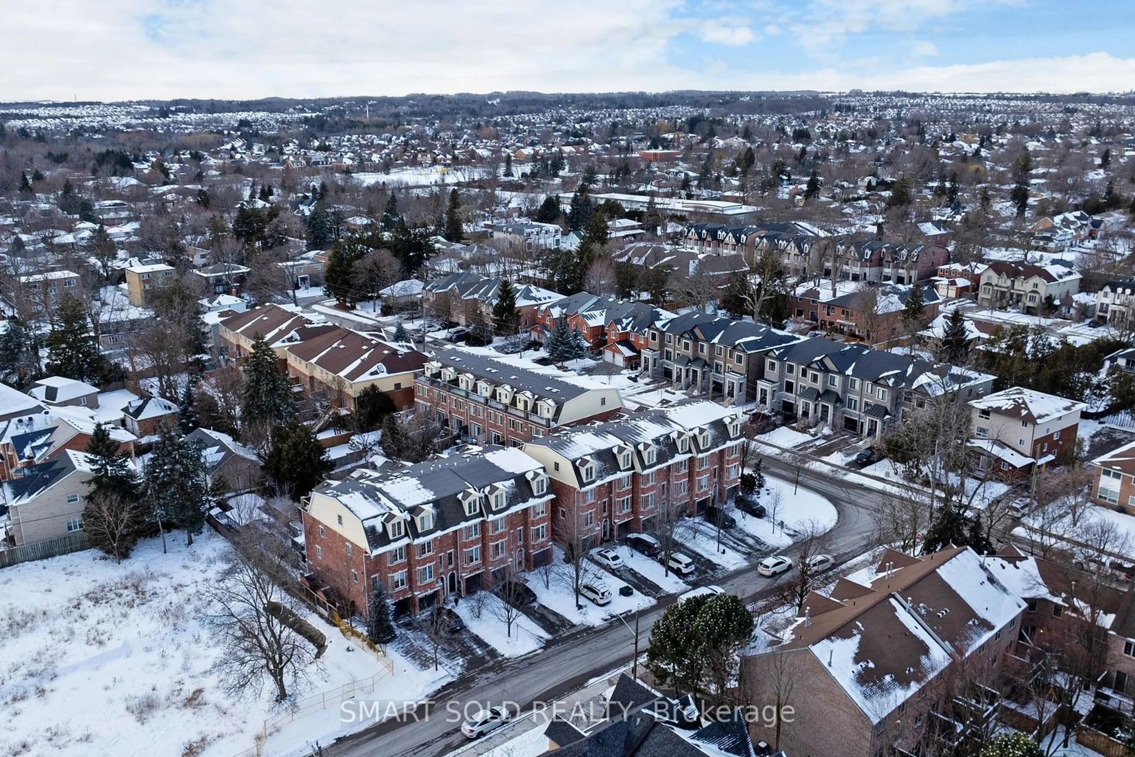 A pic from outside/outdoor area/front of a property/back of a property/a pic from drone, city buildings view from balcony for 132 Hall St, Richmond Hill Ontario L4C 4N8