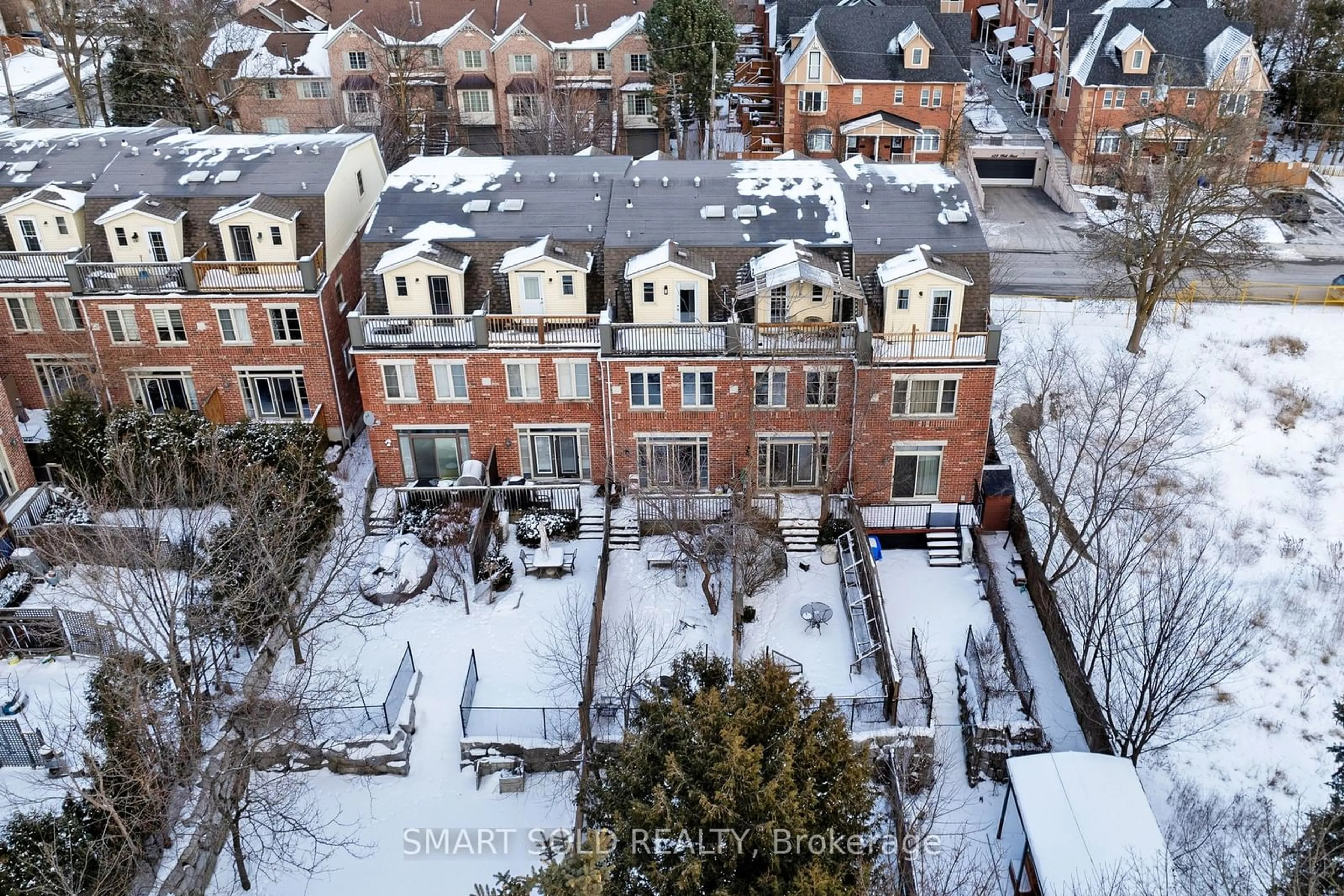 A pic from outside/outdoor area/front of a property/back of a property/a pic from drone, city buildings view from balcony for 132 Hall St, Richmond Hill Ontario L4C 4N8