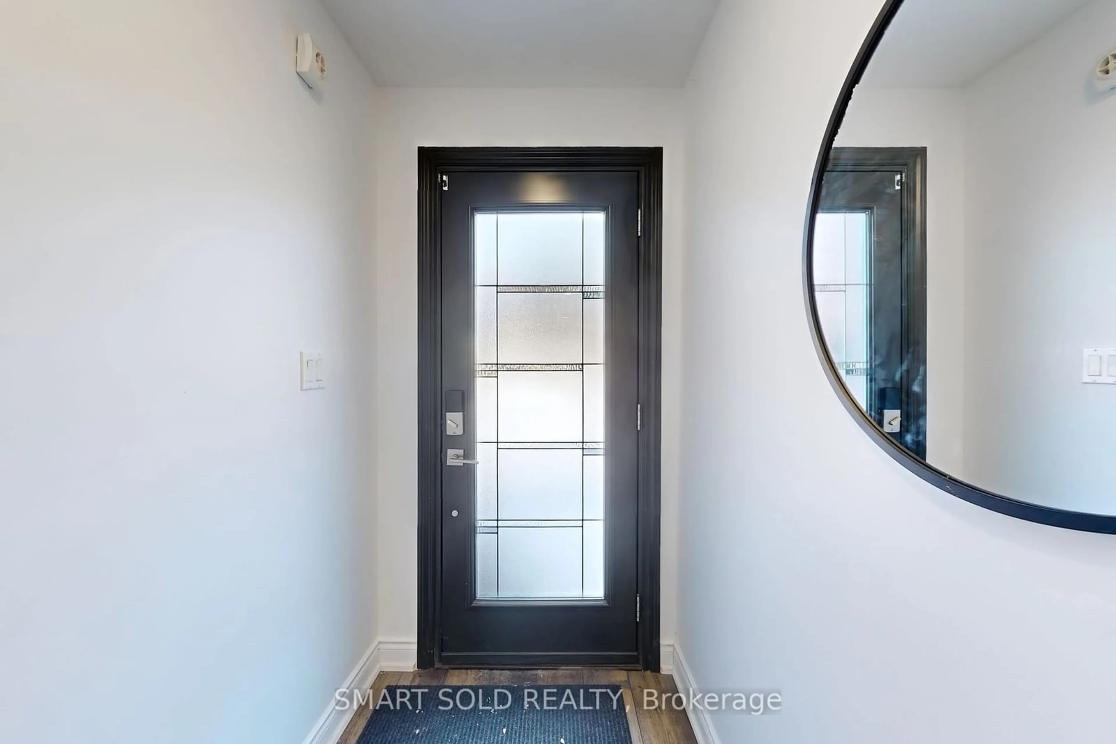 Indoor entryway for 132 Hall St, Richmond Hill Ontario L4C 4N8