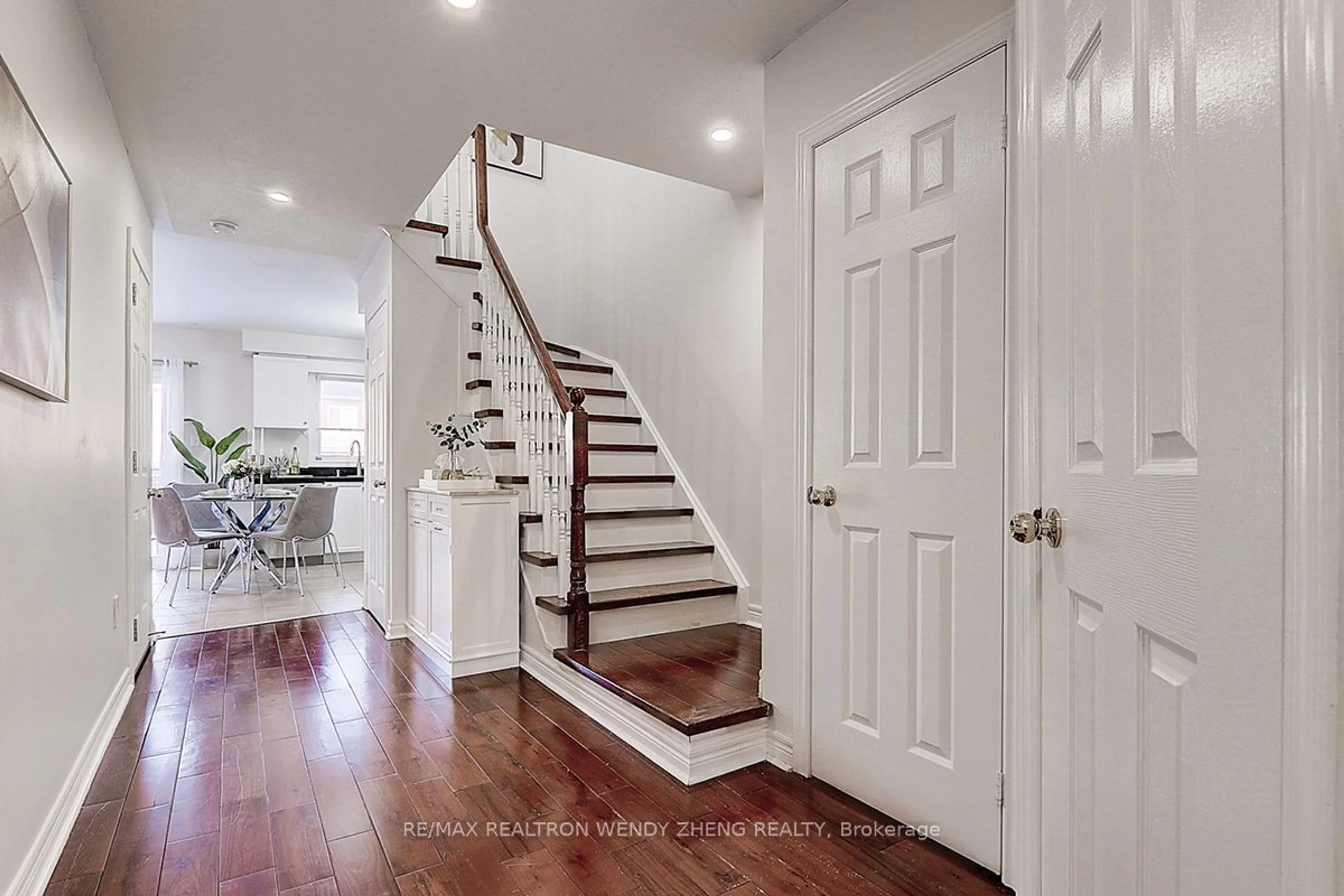 Indoor entryway for 60 Zio Carlo Dr, Markham Ontario L3R 5E1