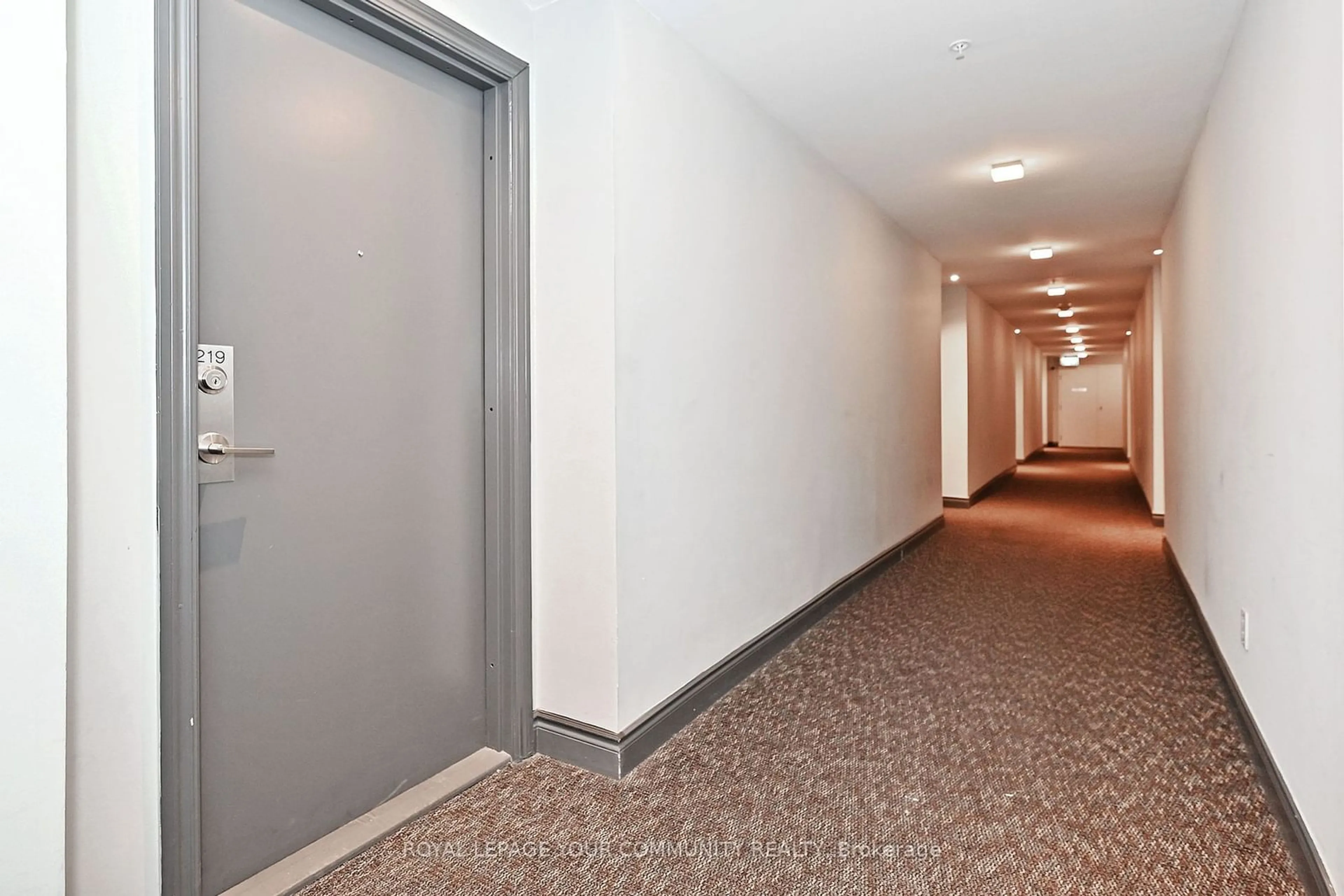 Indoor foyer for 11611 Yonge St #219, Richmond Hill Ontario L4E 1G2