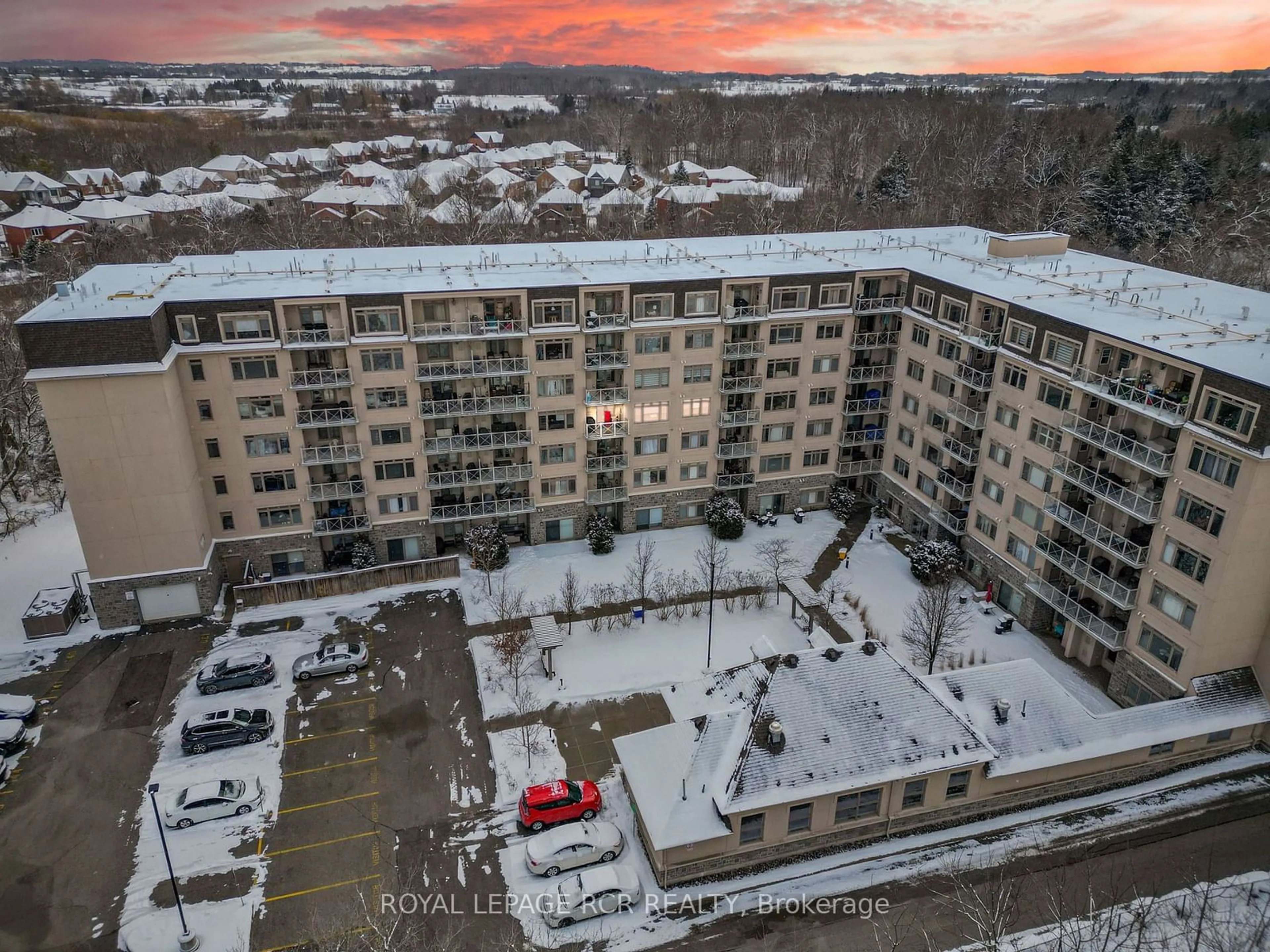 A pic from outside/outdoor area/front of a property/back of a property/a pic from drone, building for 149 Church St #411, King Ontario L0G 1T0