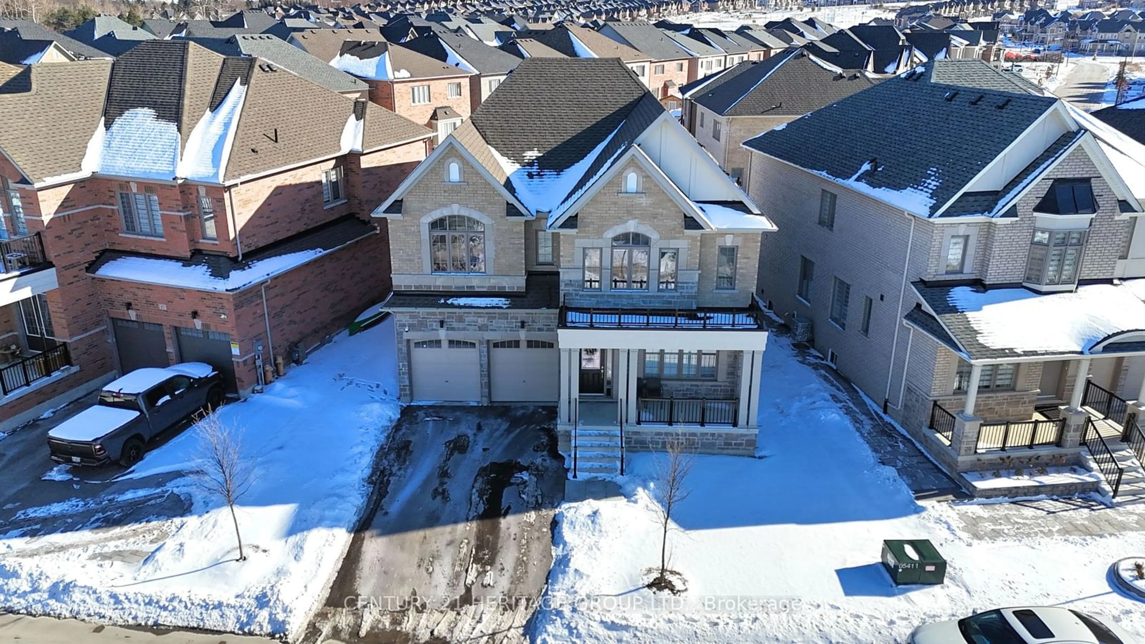 A pic from outside/outdoor area/front of a property/back of a property/a pic from drone, unknown for 63 Marlene Johnston Dr, East Gwillimbury Ontario L9N 0W8