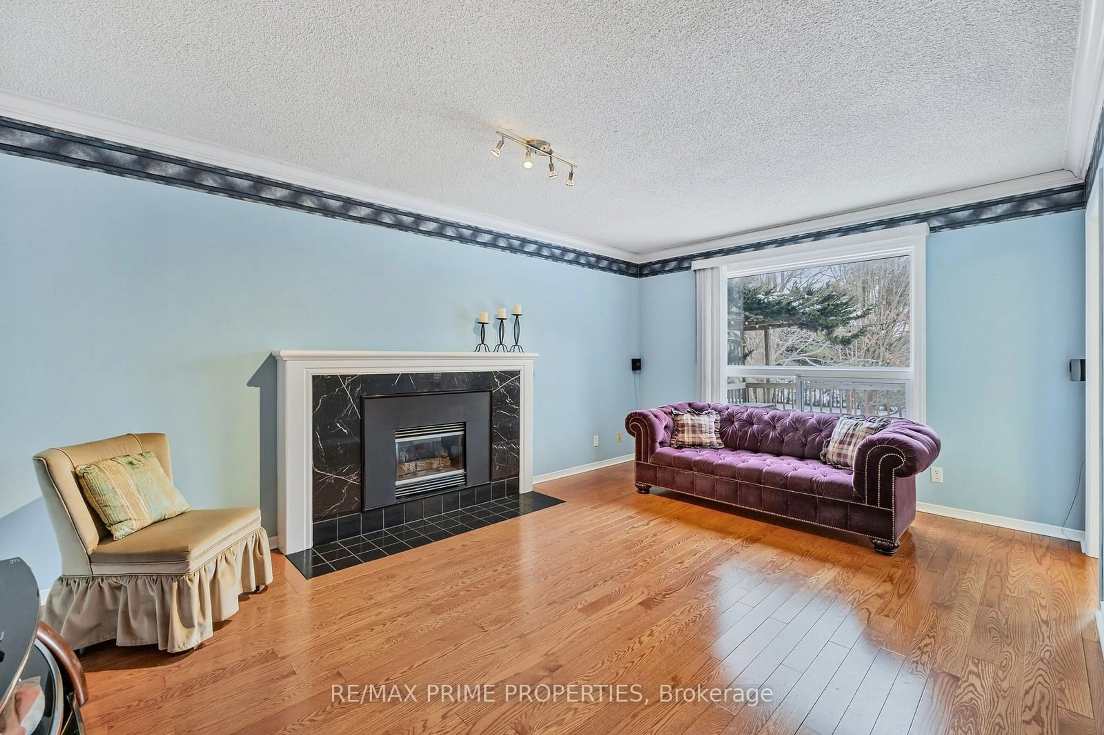 Living room with furniture, unknown for 1630 Mount Albert Rd, East Gwillimbury Ontario L0G 1V0