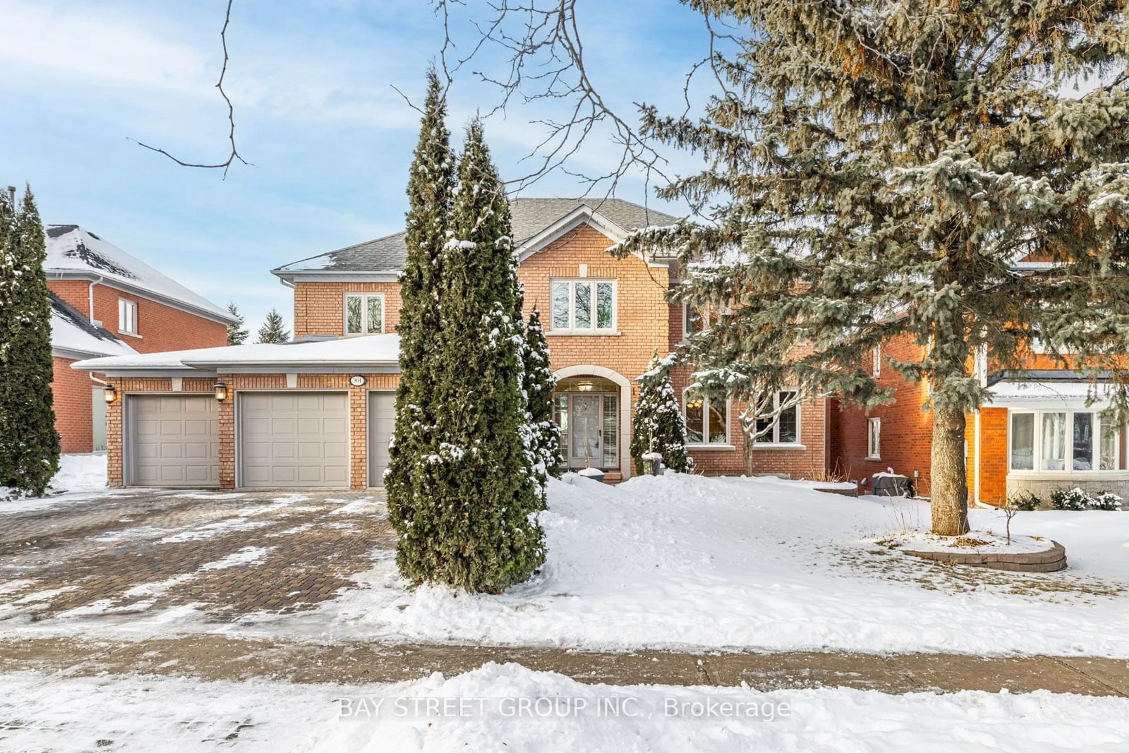 Home with brick exterior material, street for 901 Stonehaven Ave, Newmarket Ontario L3X 1K7