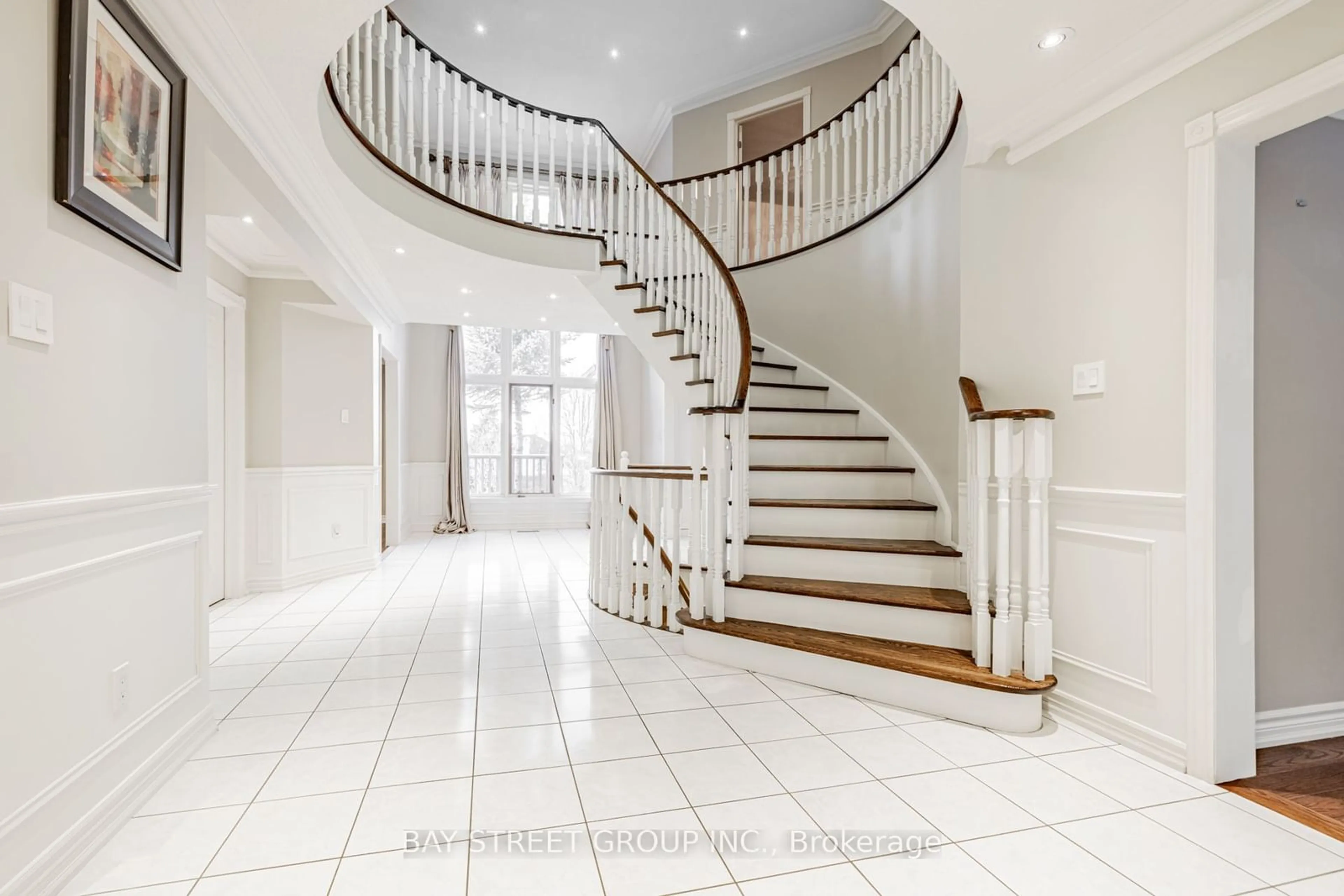 Indoor foyer for 901 Stonehaven Ave, Newmarket Ontario L3X 1K7