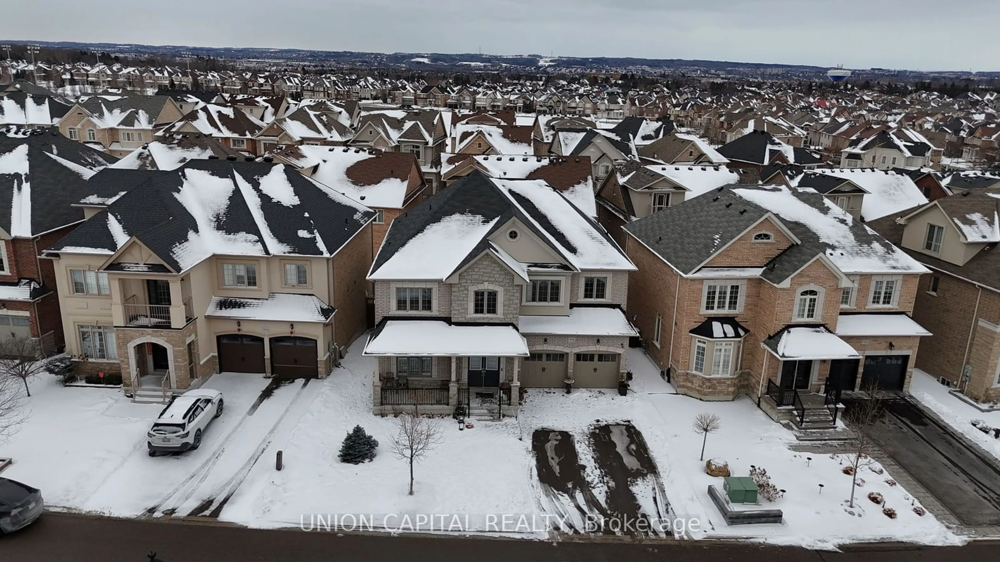 A pic from outside/outdoor area/front of a property/back of a property/a pic from drone, unknown for 918 Ernest Cousins Circ, Newmarket Ontario L3X 0B7