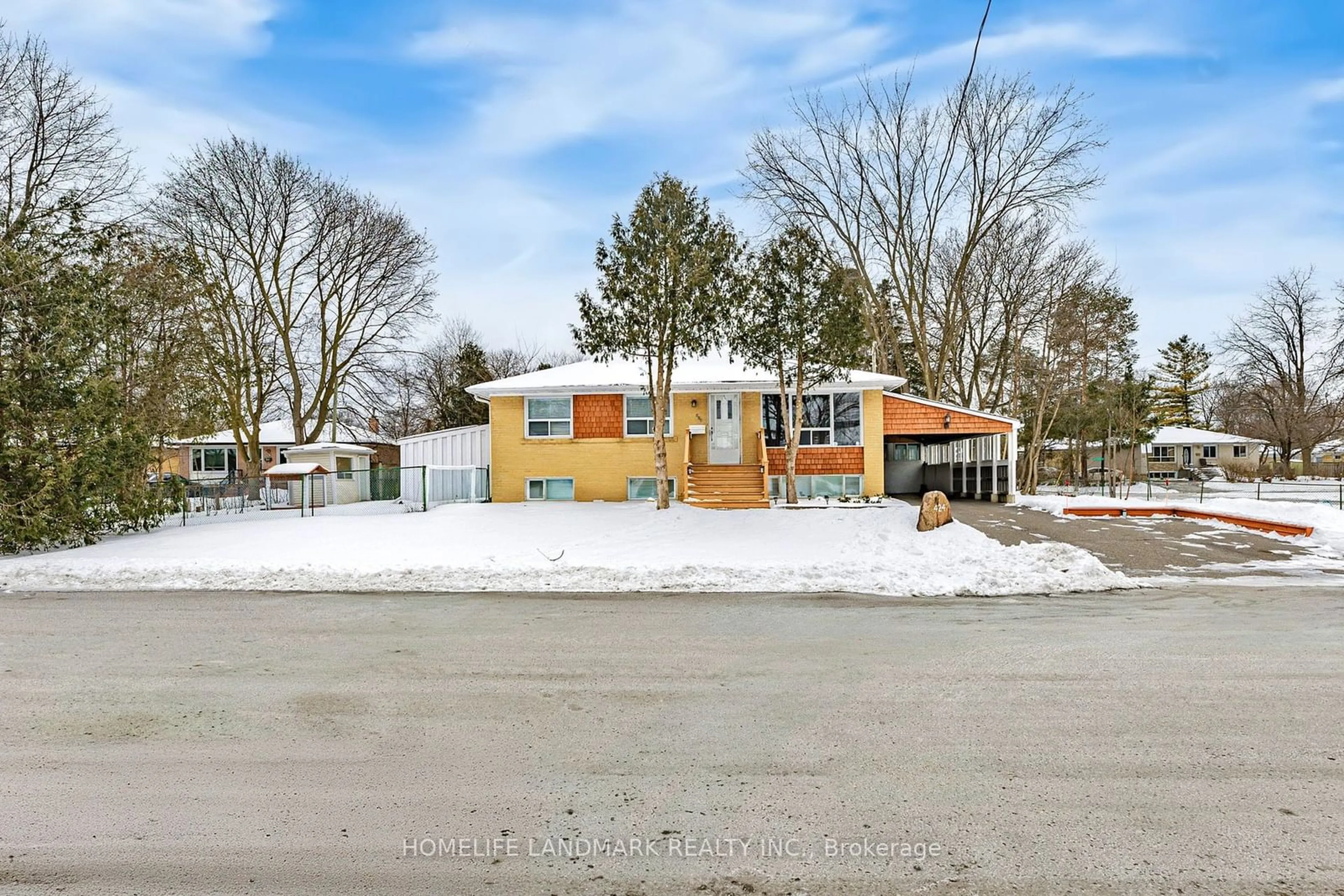 A pic from outside/outdoor area/front of a property/back of a property/a pic from drone, street for 424 Bonita Cres, Richmond Hill Ontario L4C 3N1