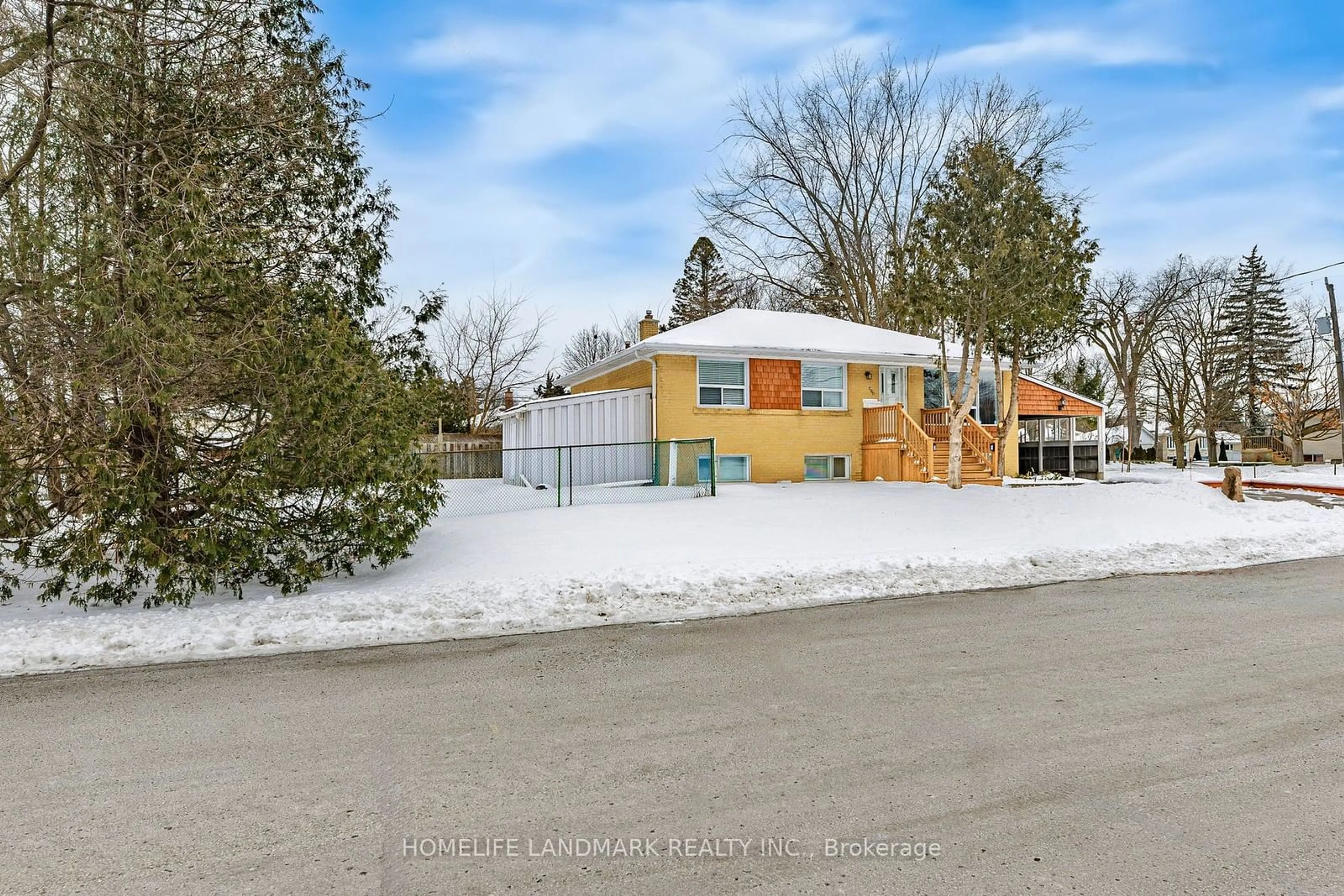 A pic from outside/outdoor area/front of a property/back of a property/a pic from drone, street for 424 Bonita Cres, Richmond Hill Ontario L4C 3N1