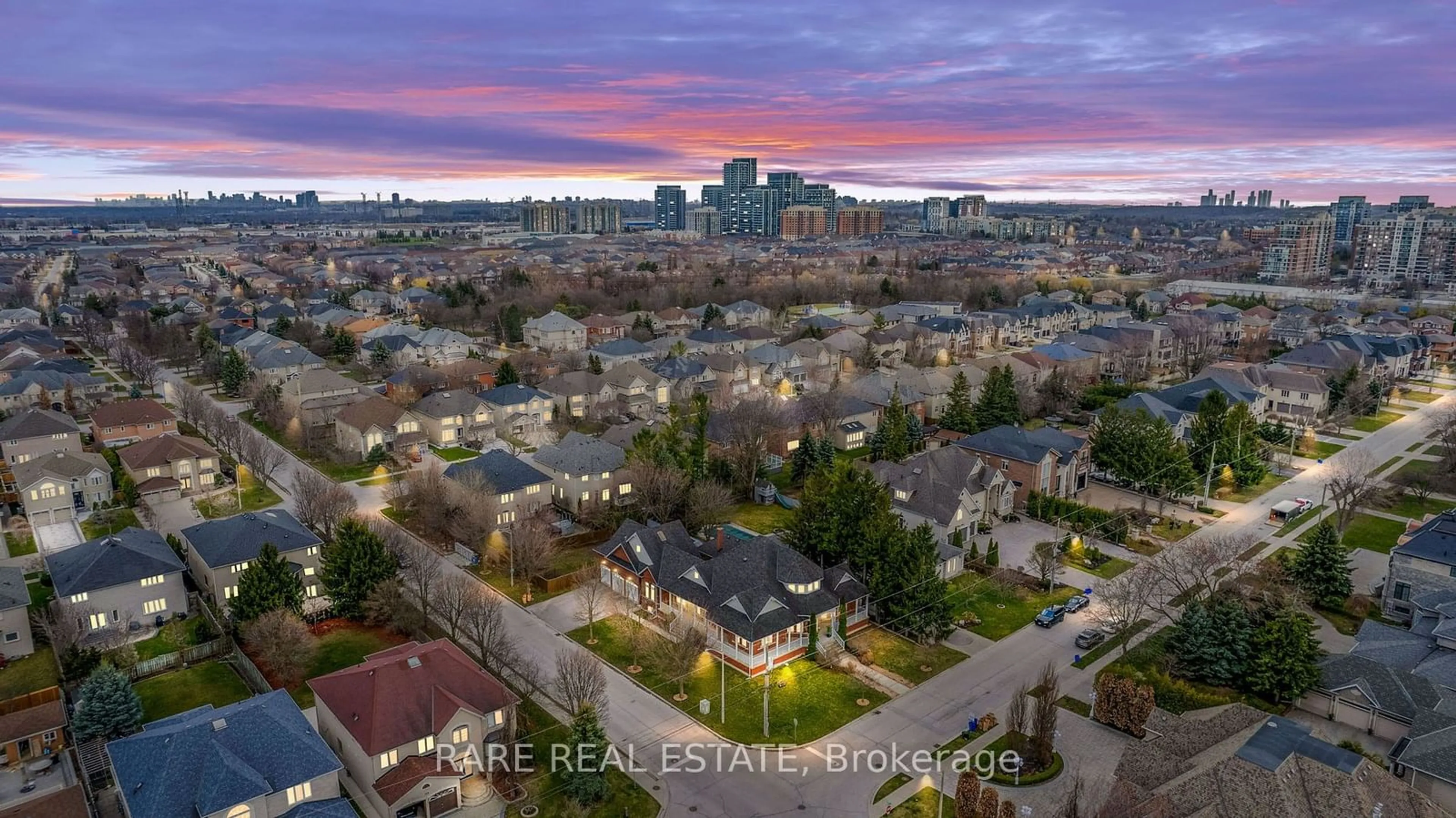 A pic from outside/outdoor area/front of a property/back of a property/a pic from drone, city buildings view from balcony for 129 Duncan Rd, Richmond Hill Ontario L4C 6J4