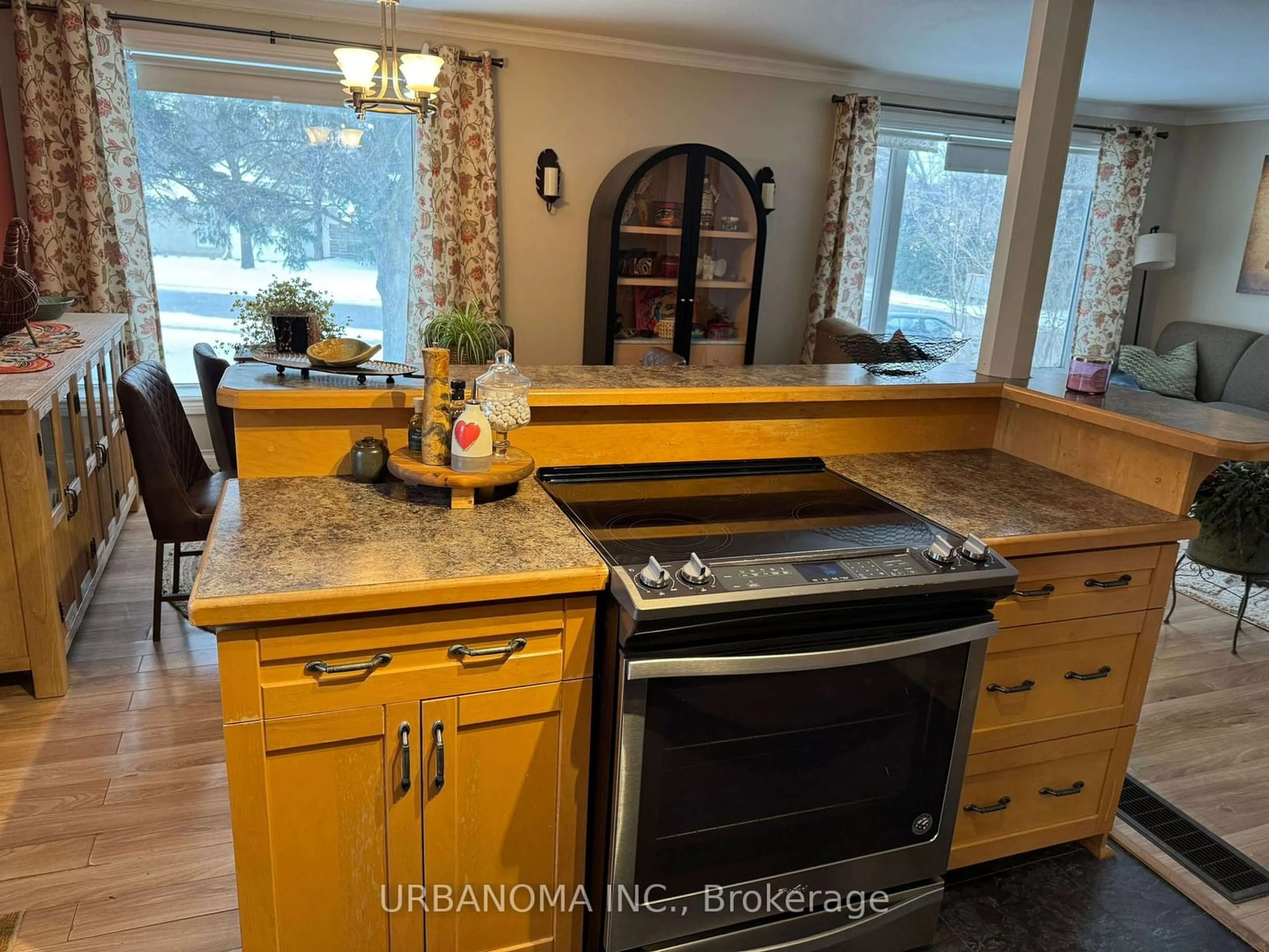 Open concept kitchen, unknown for 25 Algonquin Cres, Aurora Ontario L4G 3E6