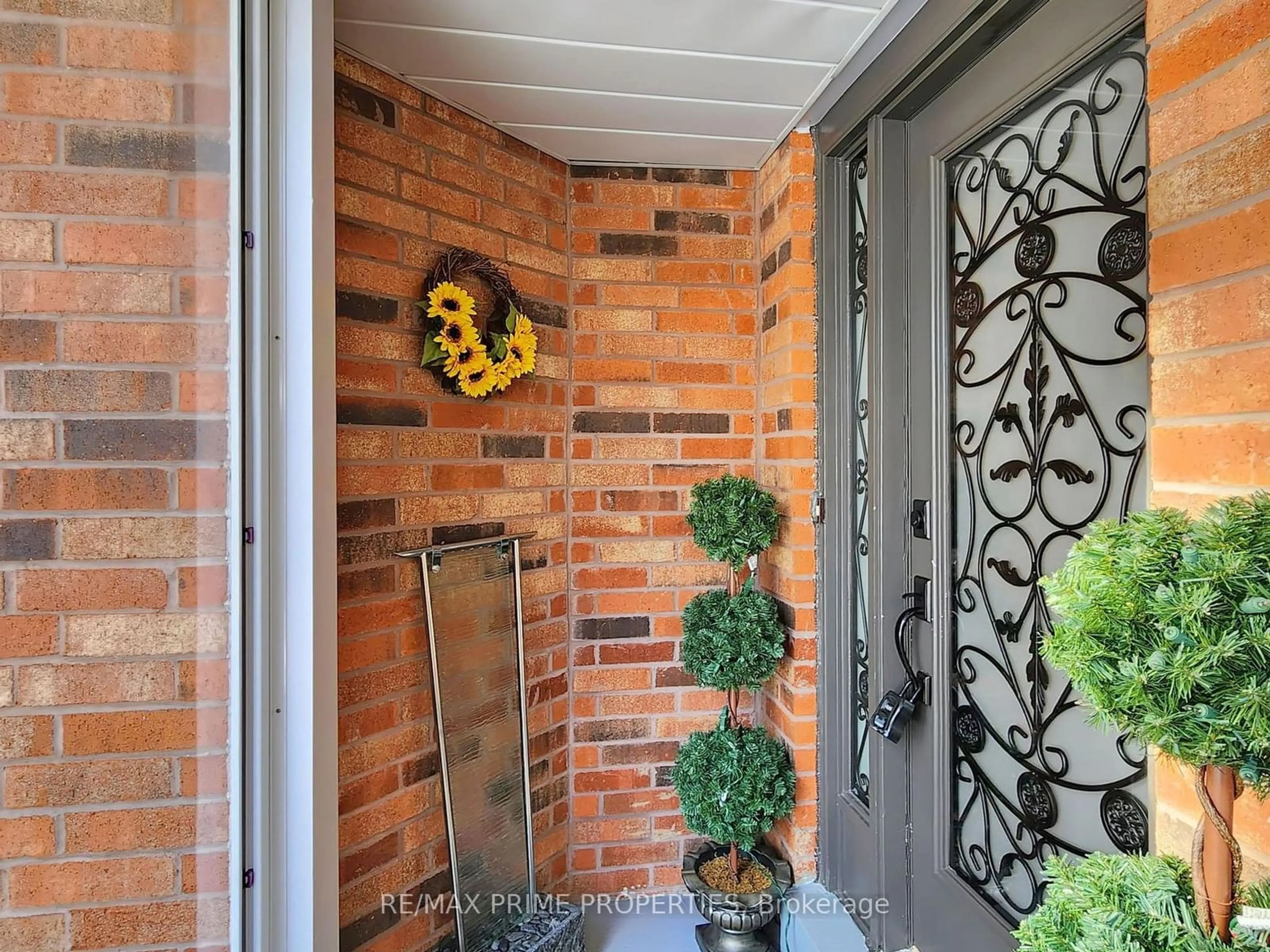 Indoor entryway for 4 Lancashire Rd, Markham Ontario L3R 8J8