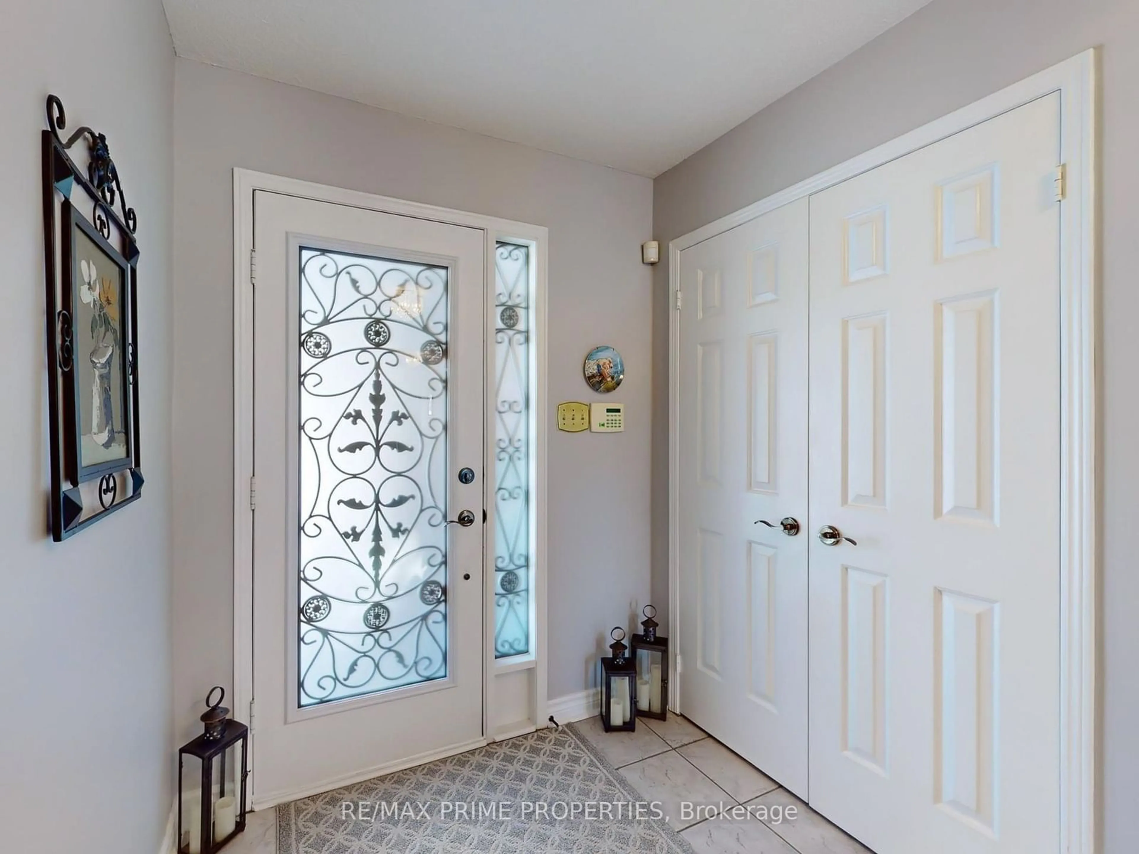 Indoor entryway for 4 Lancashire Rd, Markham Ontario L3R 8J8