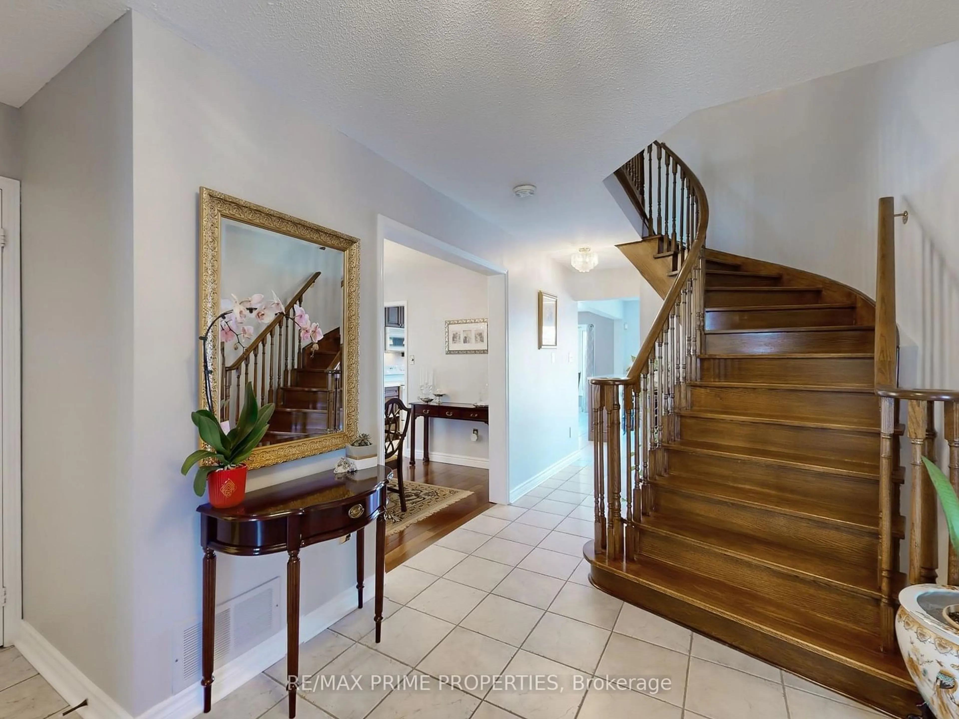 Indoor foyer for 4 Lancashire Rd, Markham Ontario L3R 8J8