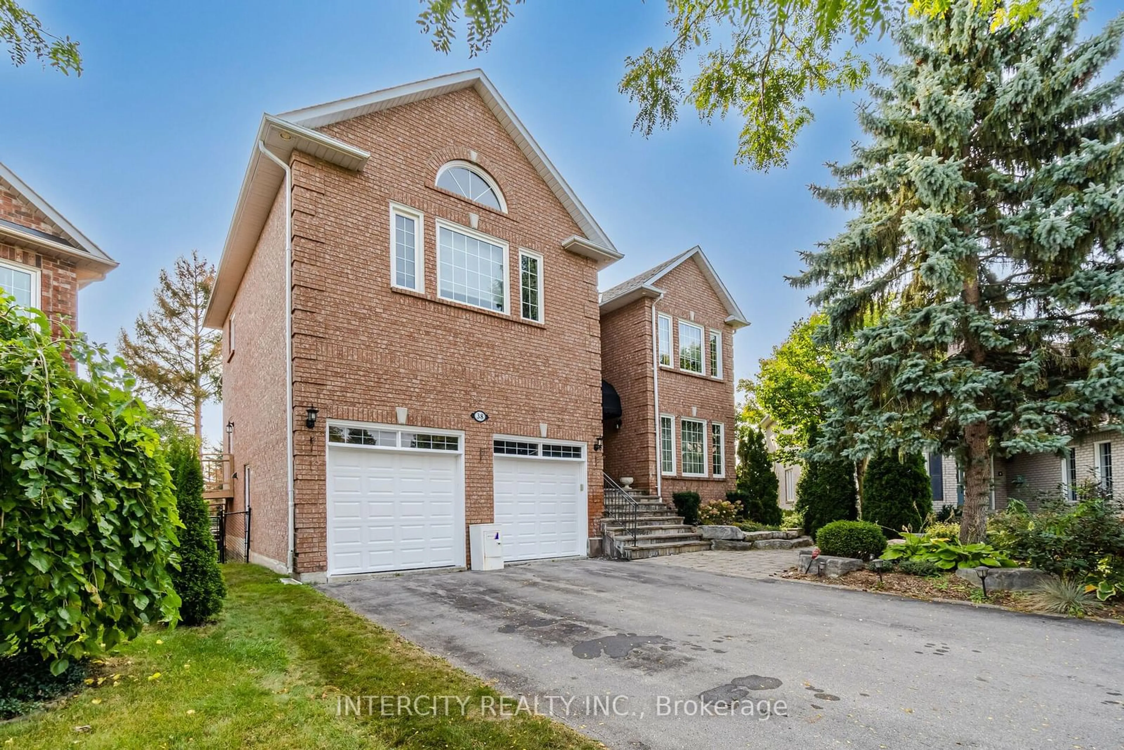 Home with brick exterior material, street for 38 Corner Ridge Rd, Aurora Ontario L4G 6L2