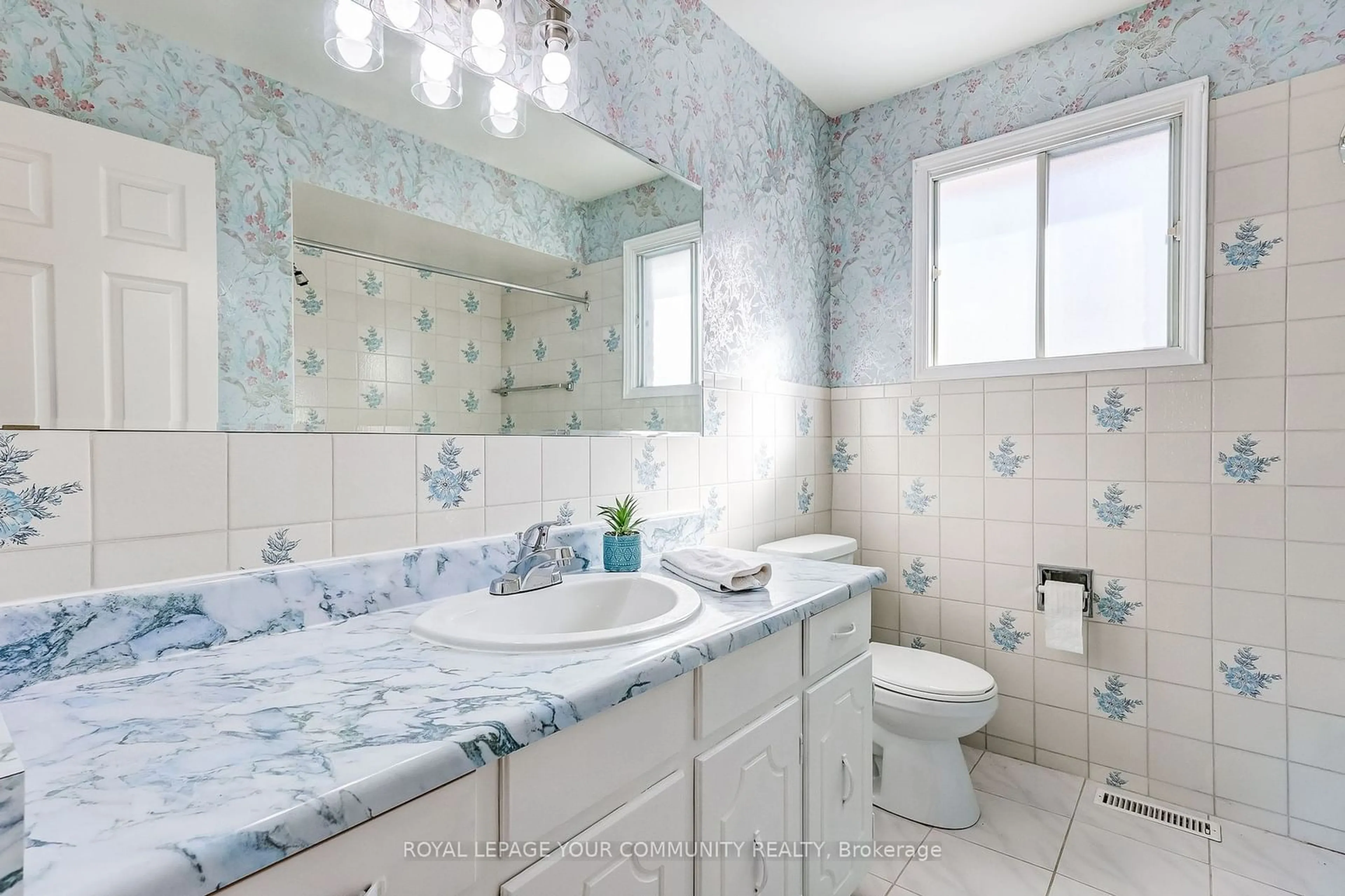 Standard bathroom, ceramic/tile floor for 37 Mackay Dr, Richmond Hill Ontario L4C 6N9