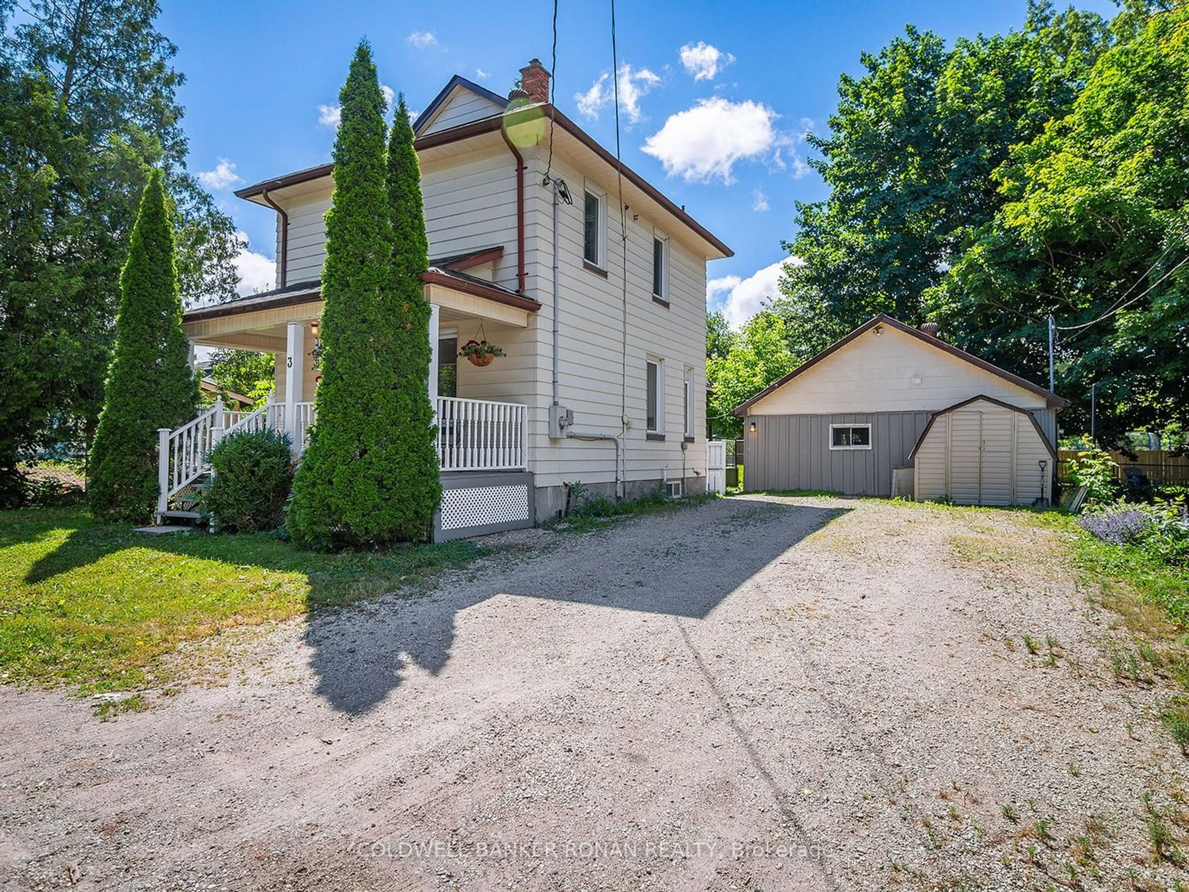 A pic from outside/outdoor area/front of a property/back of a property/a pic from drone, street for 3 John Dr, Innisfil Ontario L0L 1L0