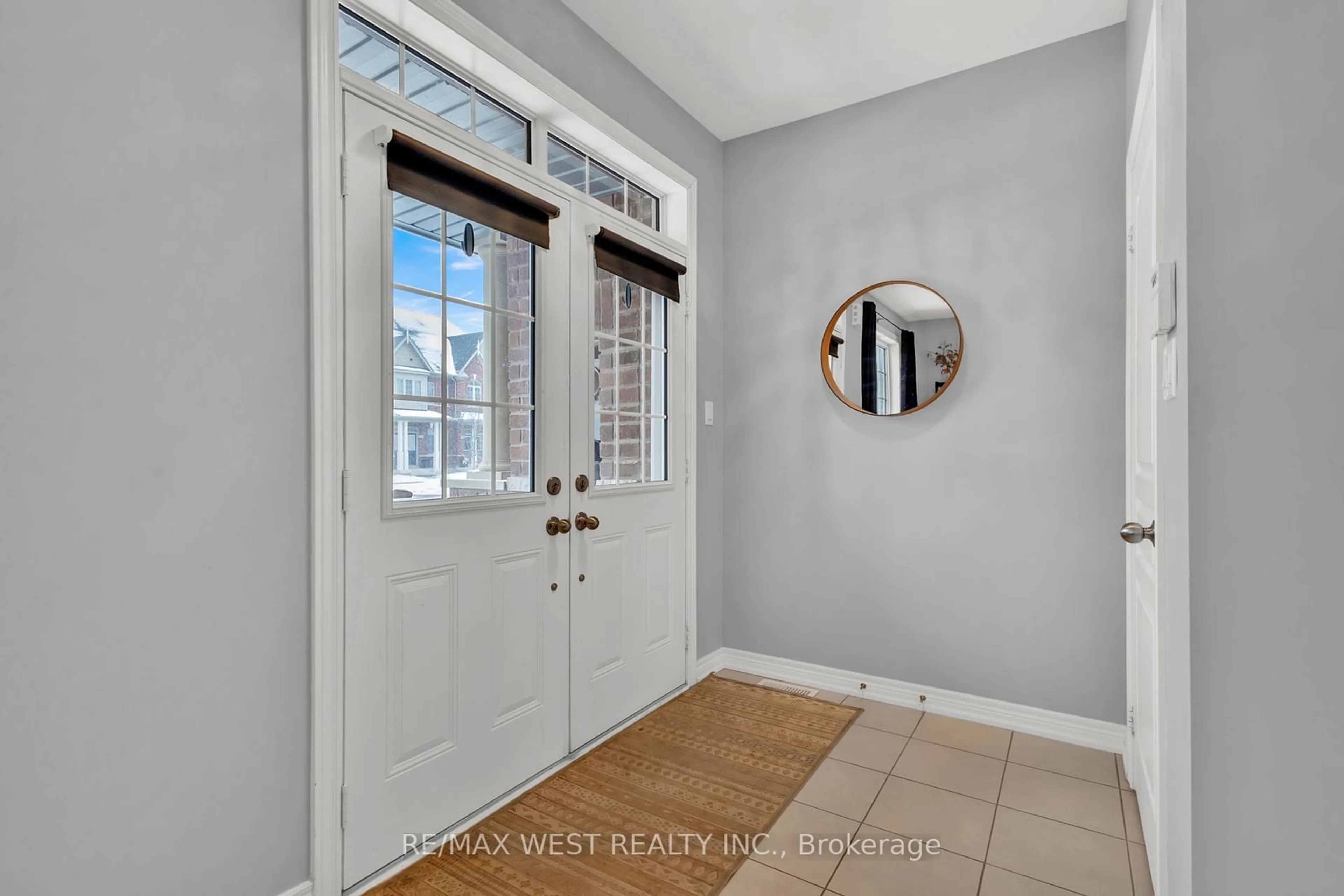 Indoor entryway for 107 Barons St, Vaughan Ontario L4H 3Y2