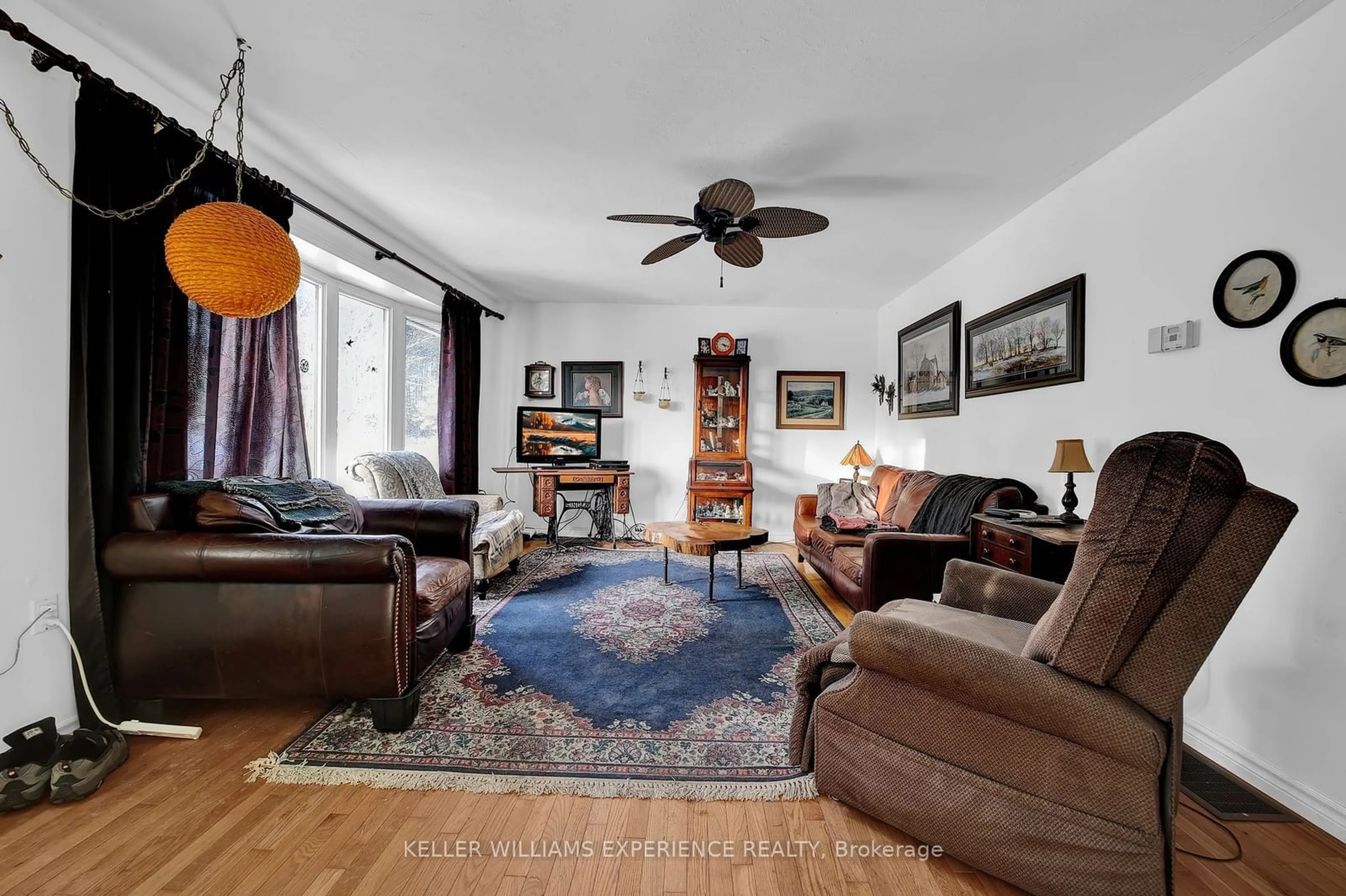 Living room with furniture, unknown for 7925 10 COUNTY Rd, Essa Ontario L0M 1B1