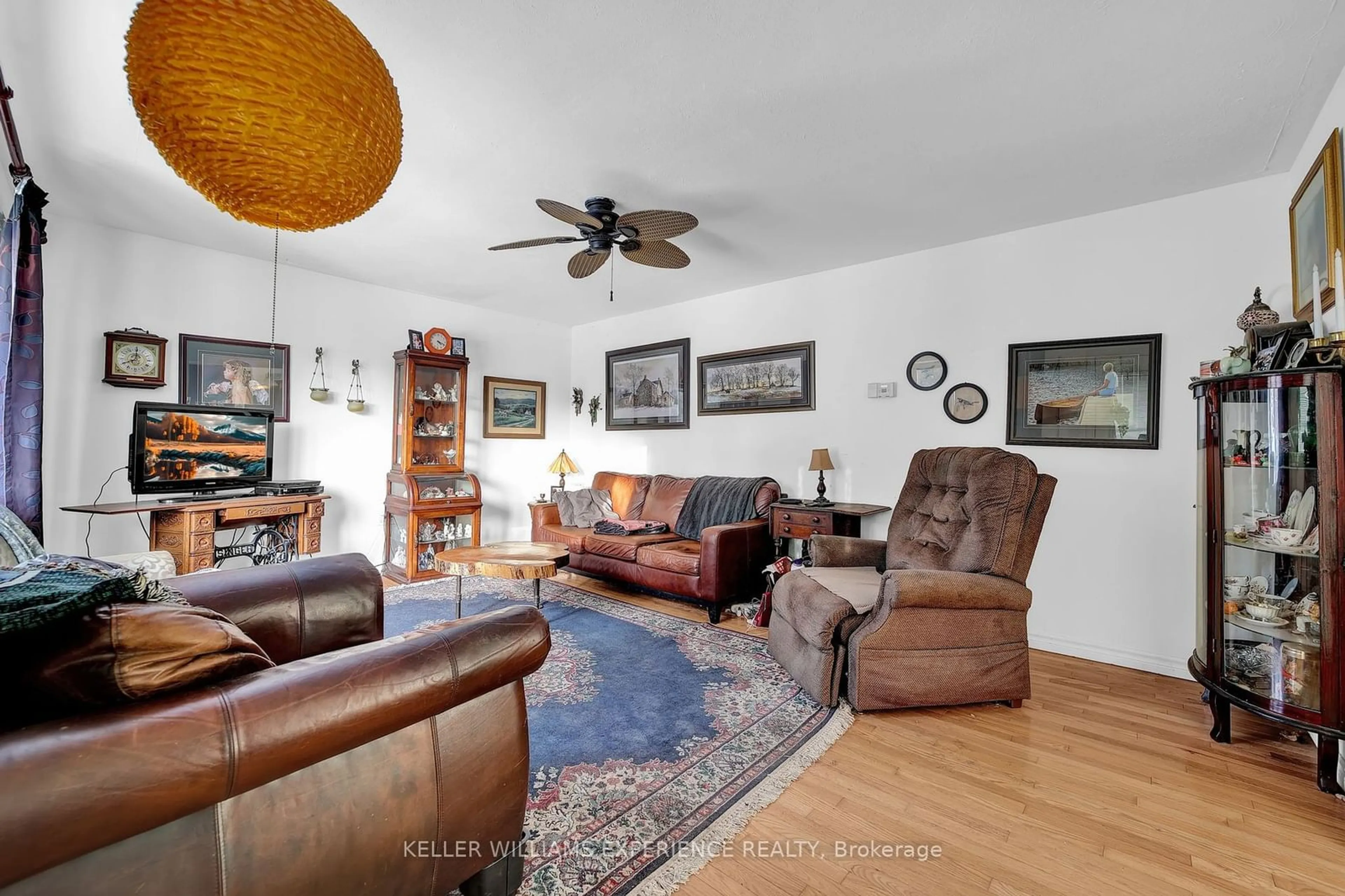 Living room with furniture, unknown for 7925 10 COUNTY Rd, Essa Ontario L0M 1B1