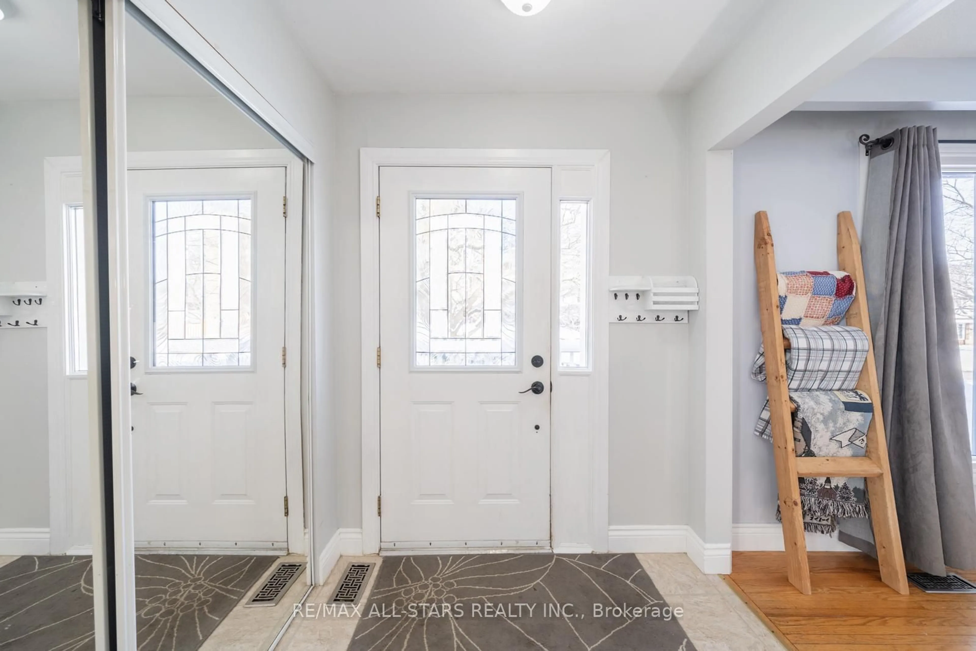 Indoor entryway for 84 Winlane Dr, Whitchurch-Stouffville Ontario L4A 1V3