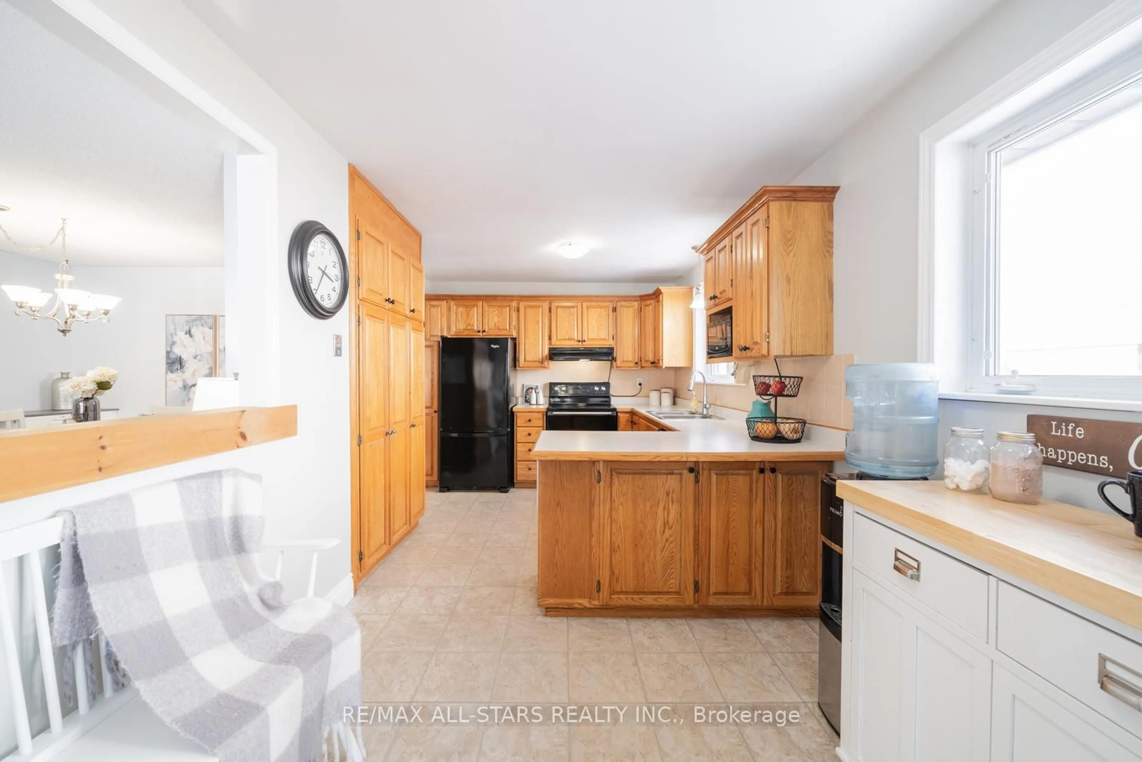 Standard kitchen, ceramic/tile floor for 84 Winlane Dr, Whitchurch-Stouffville Ontario L4A 1V3