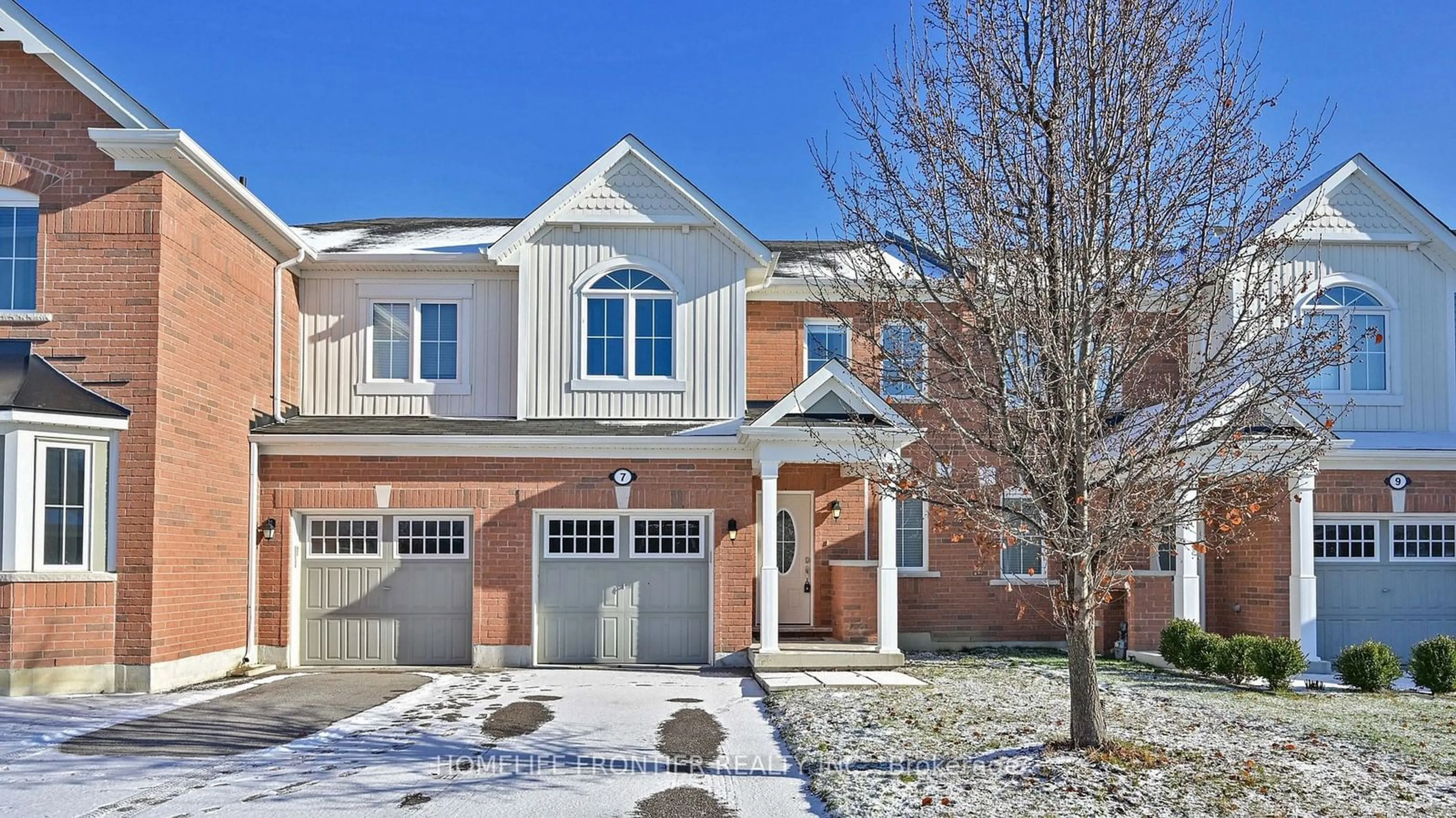 Home with brick exterior material, street for 7 Hutt Cres, Aurora Ontario L3X 1V9