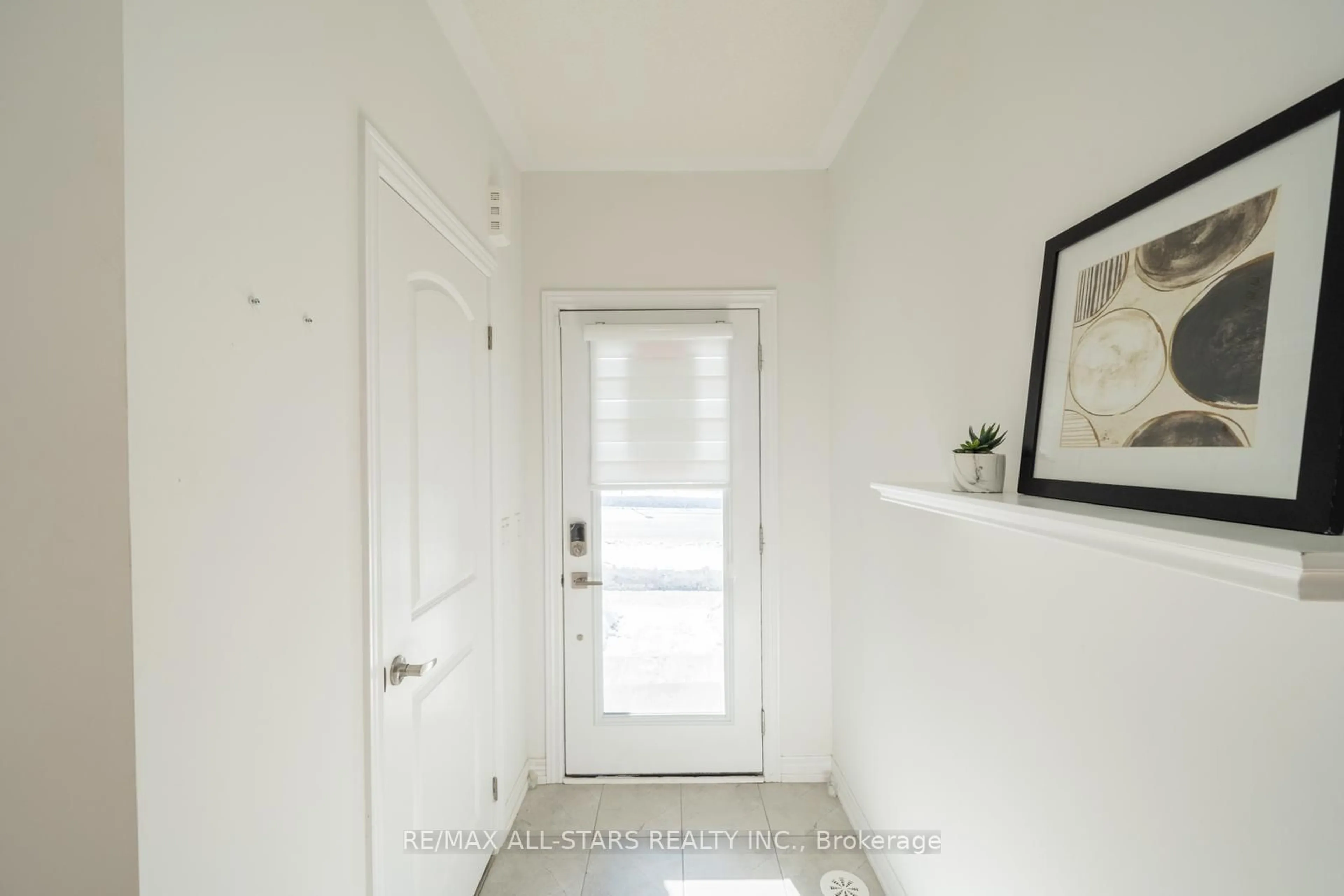 Indoor entryway for 12 Busato Dr, Whitchurch-Stouffville Ontario L4A 5G2