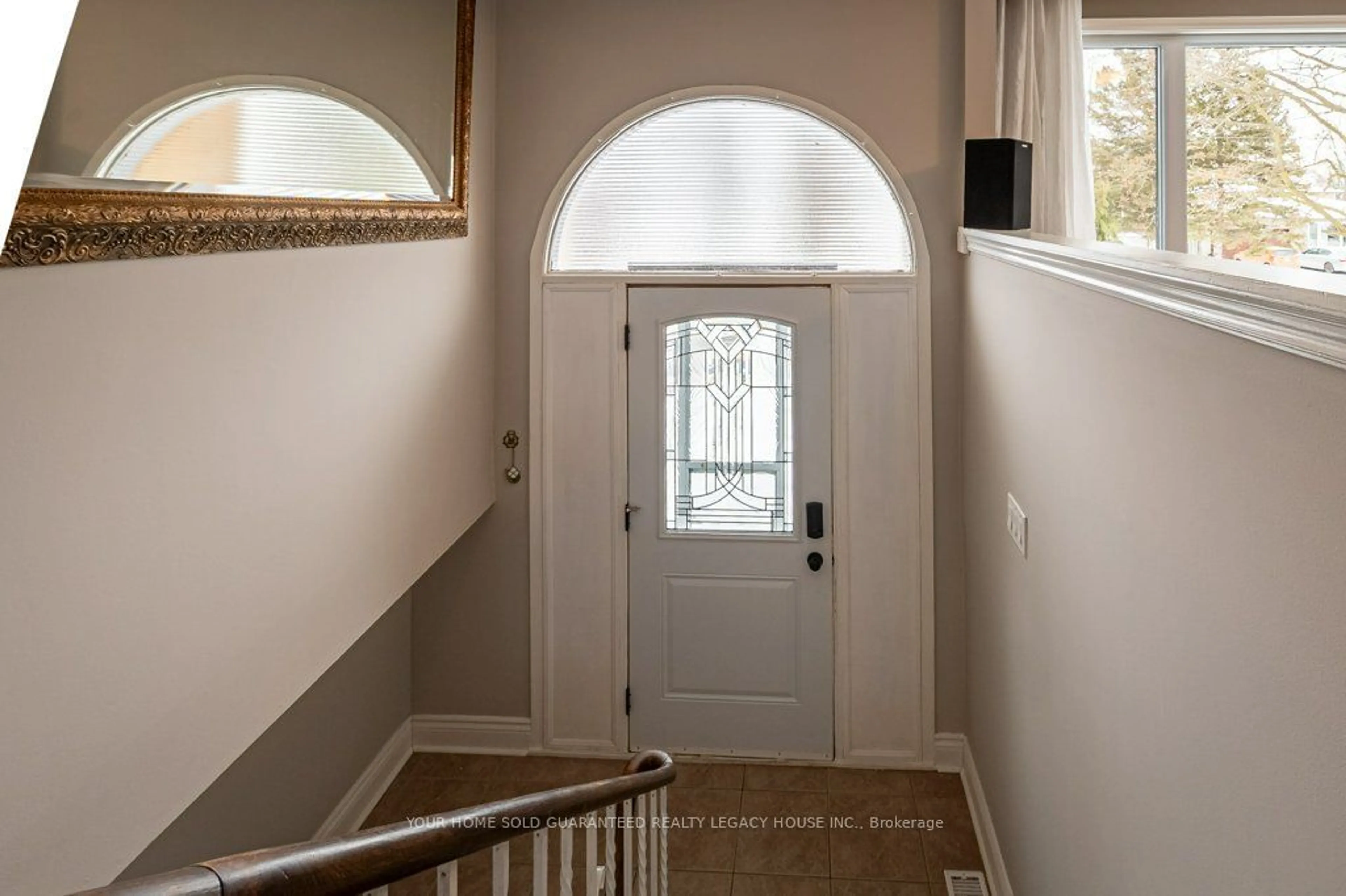 Indoor entryway for 71 Maple Ave, New Tecumseth Ontario L0G 1A0