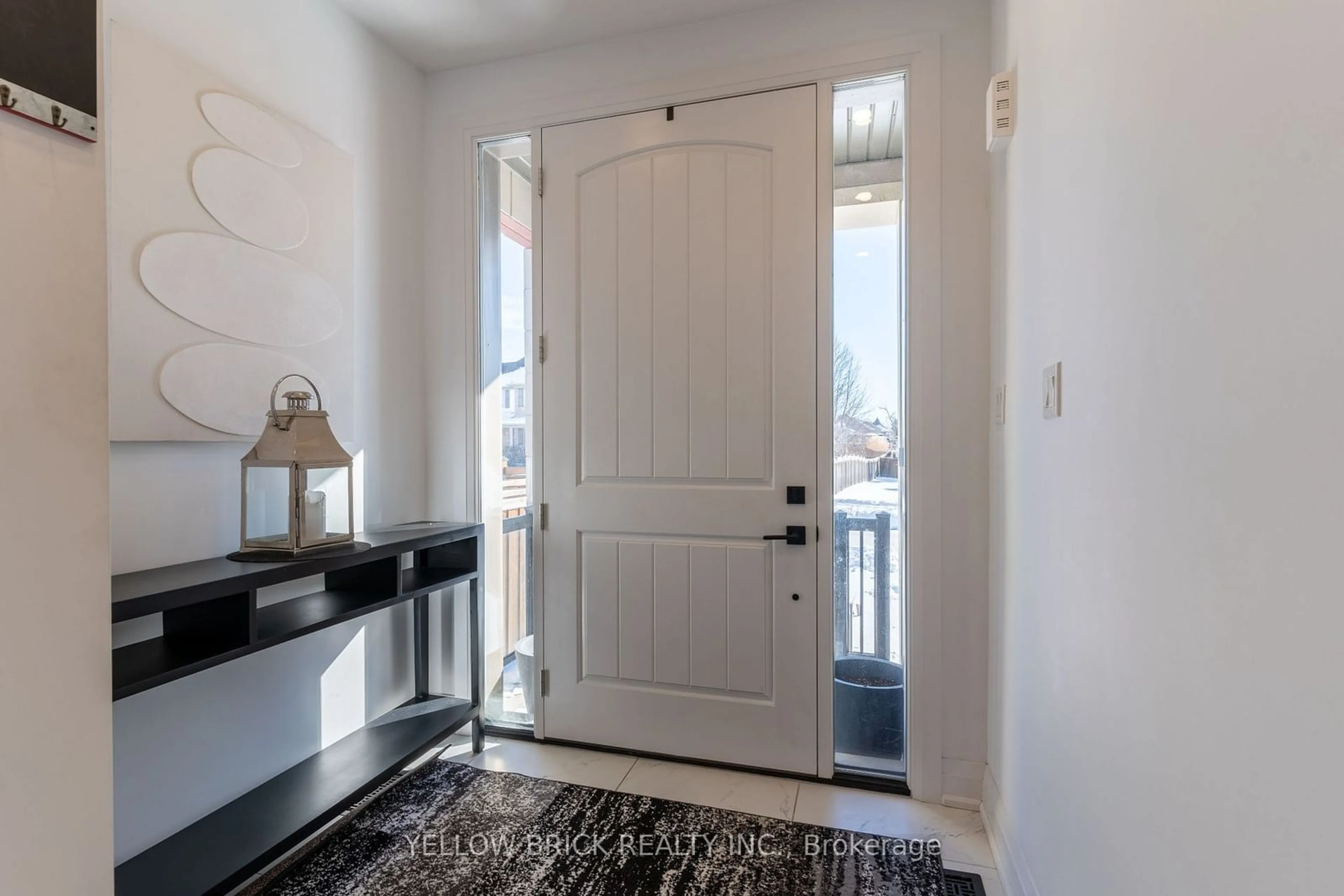 Indoor entryway for 119 Gray Ave, New Tecumseth Ontario L9R 1P6