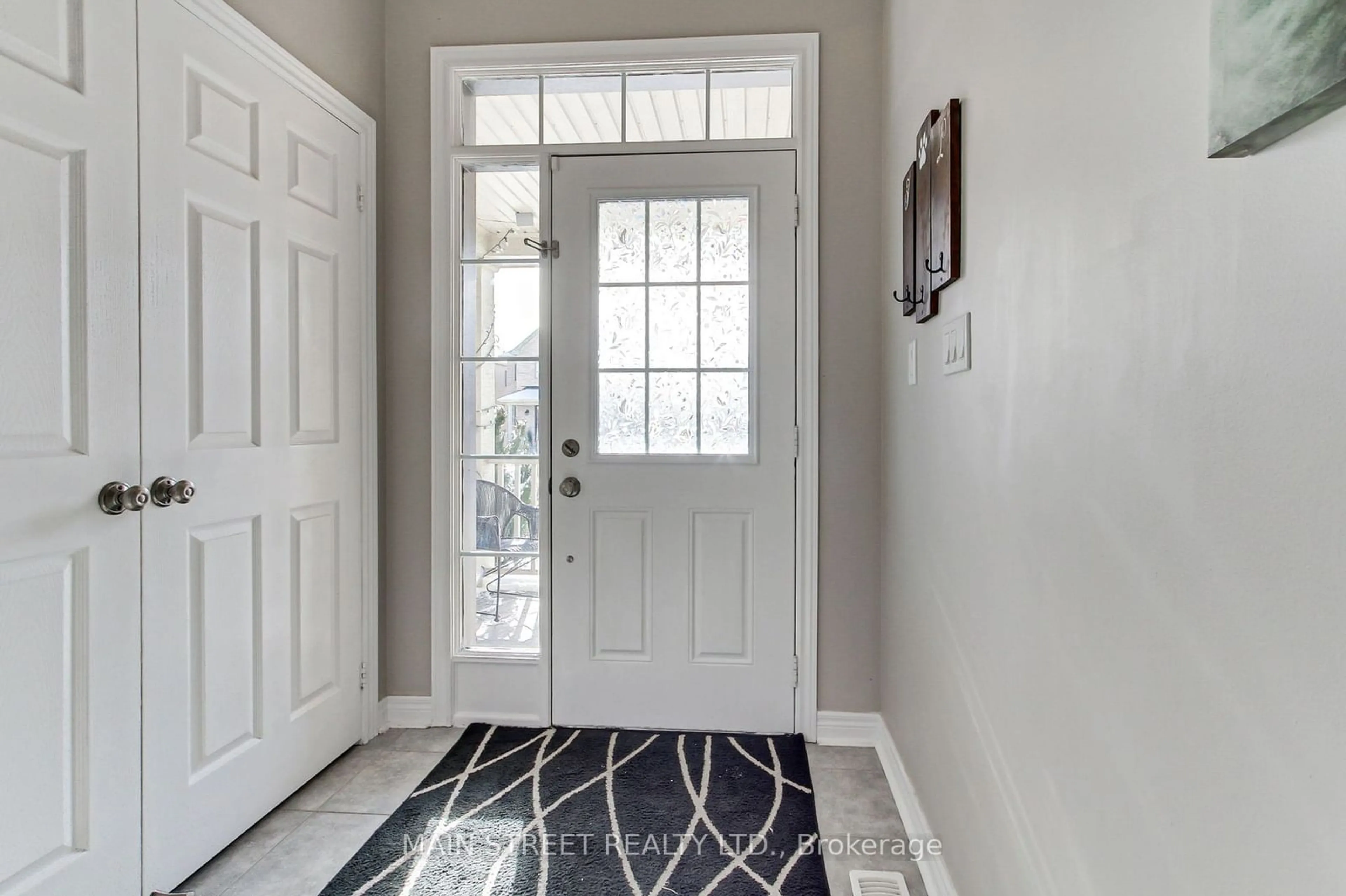 Indoor entryway for 18 Weaver Terr, New Tecumseth Ontario L0G 1W0