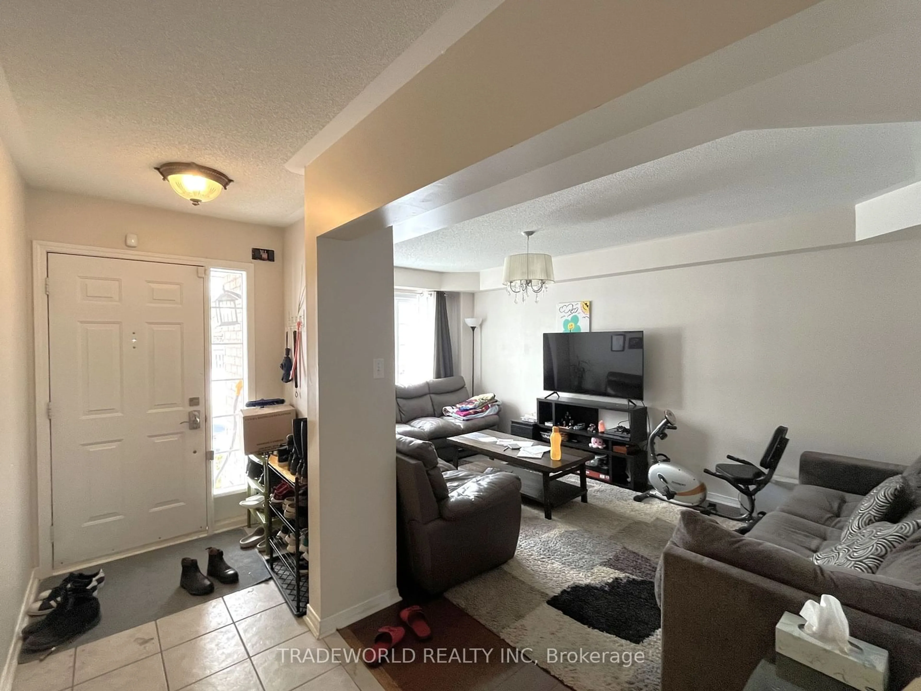 Living room with furniture, unknown for 267 Flagstone Way, Newmarket Ontario L3X 2Y1