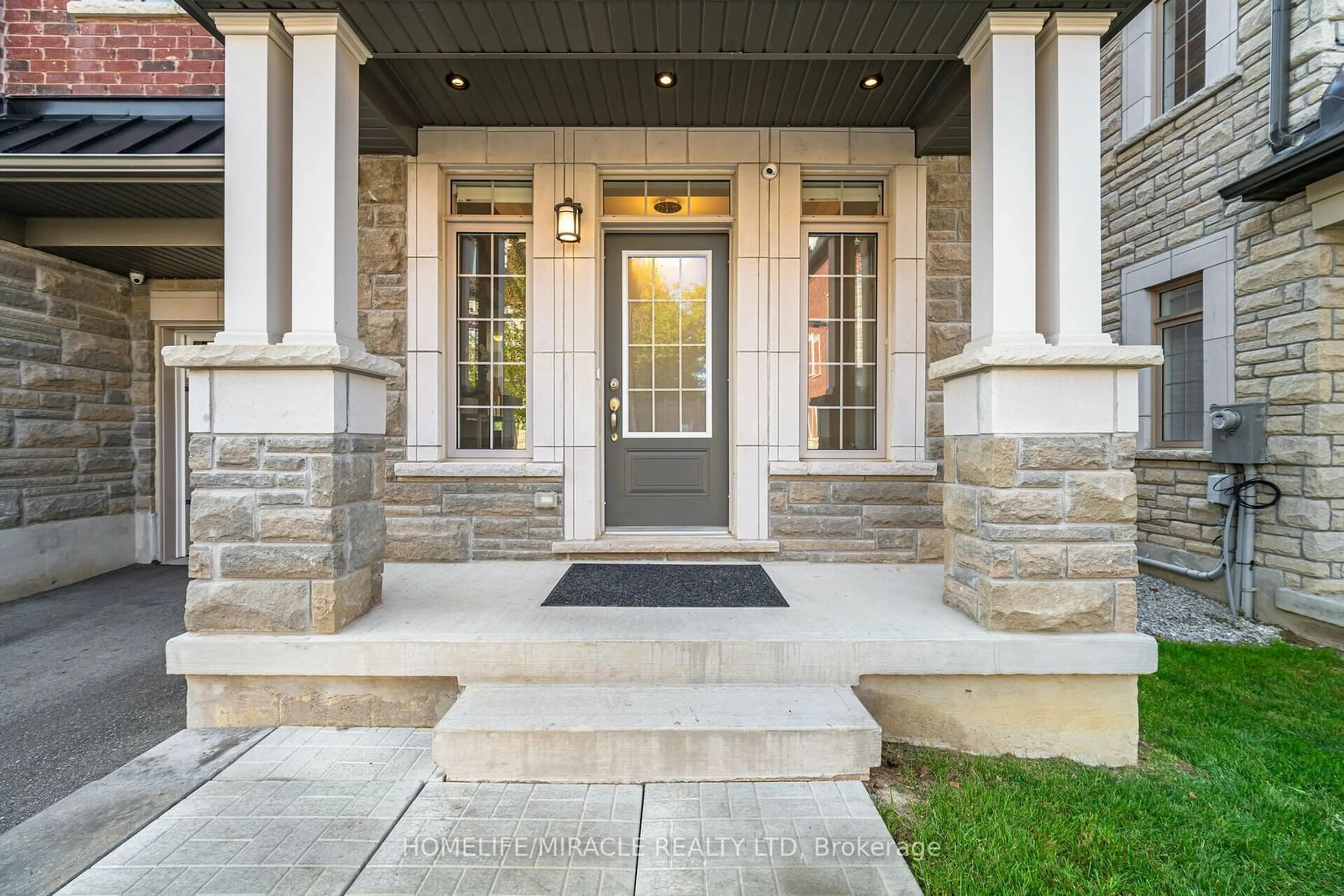 Indoor entryway for 13 Ingleside St, Vaughan Ontario L4L 0H9