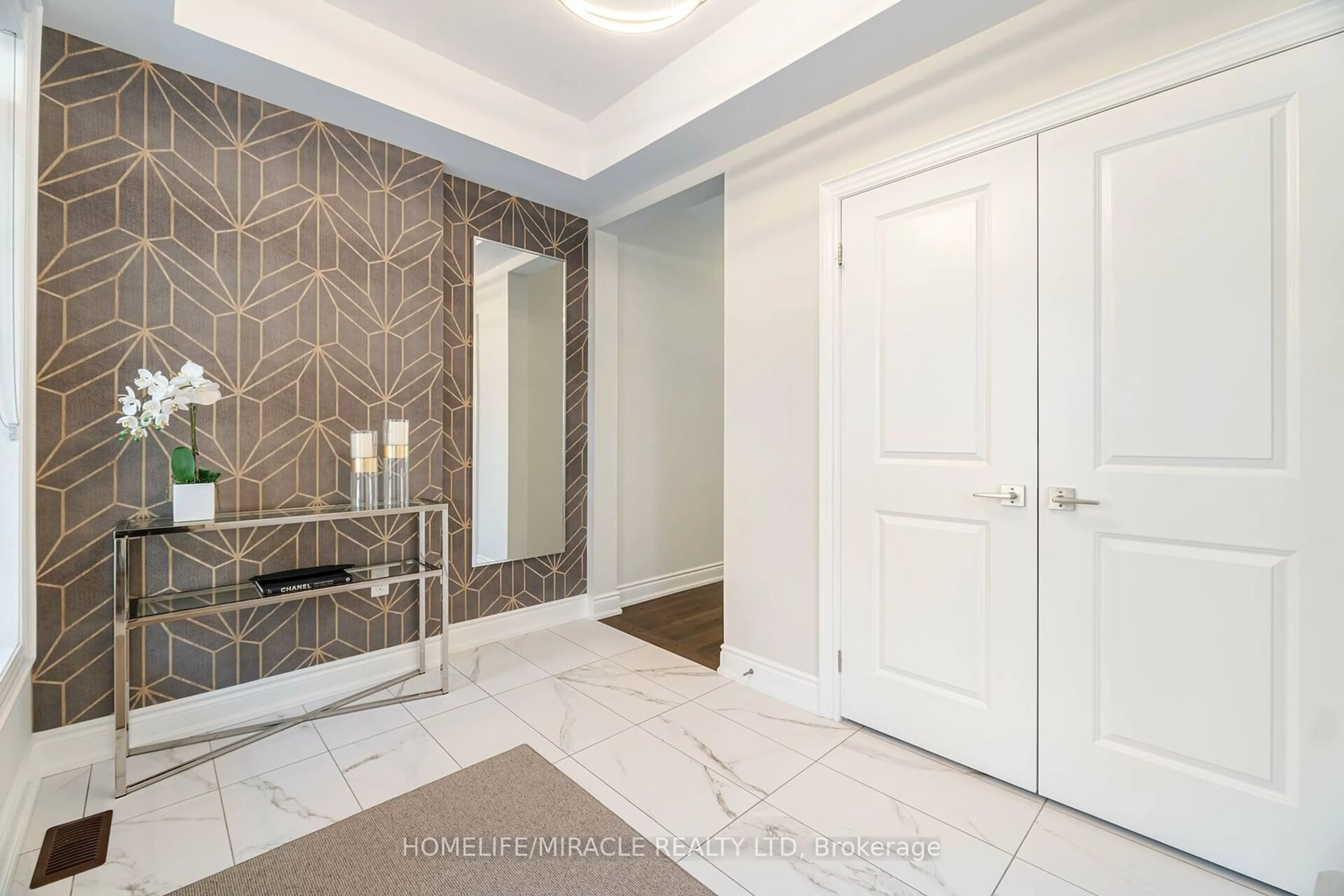 Indoor entryway for 13 Ingleside St, Vaughan Ontario L4L 0H9