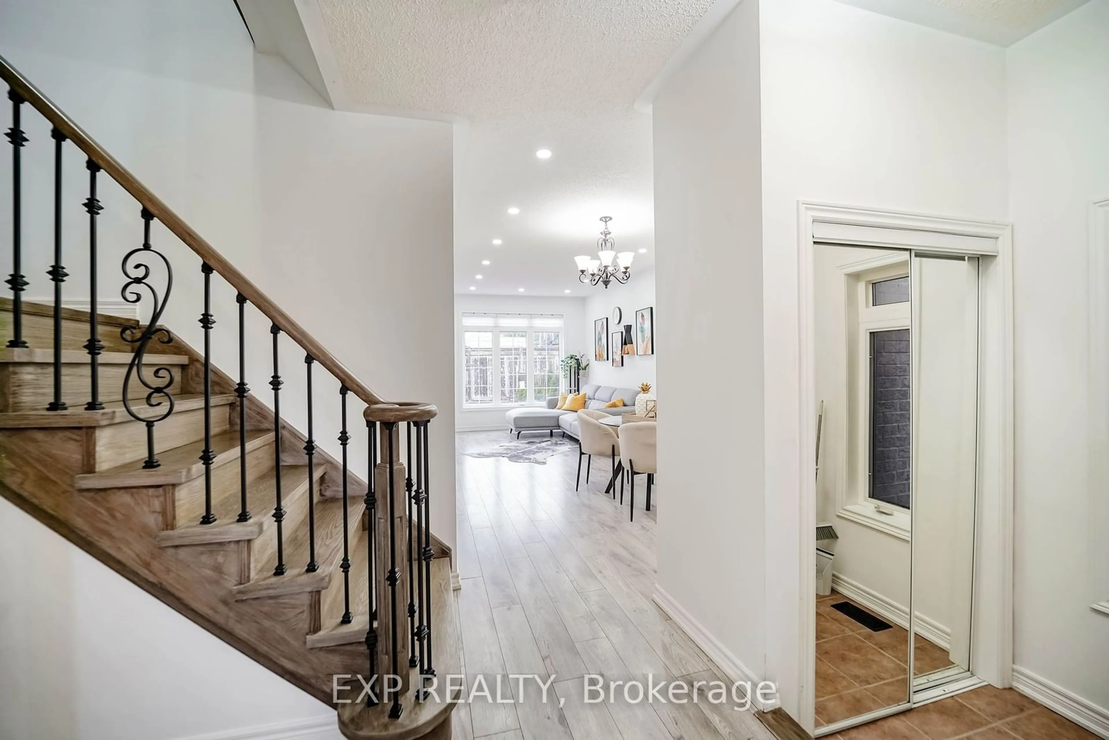 Indoor entryway for 20 Starwood Rd, Vaughan Ontario L4J 9H3