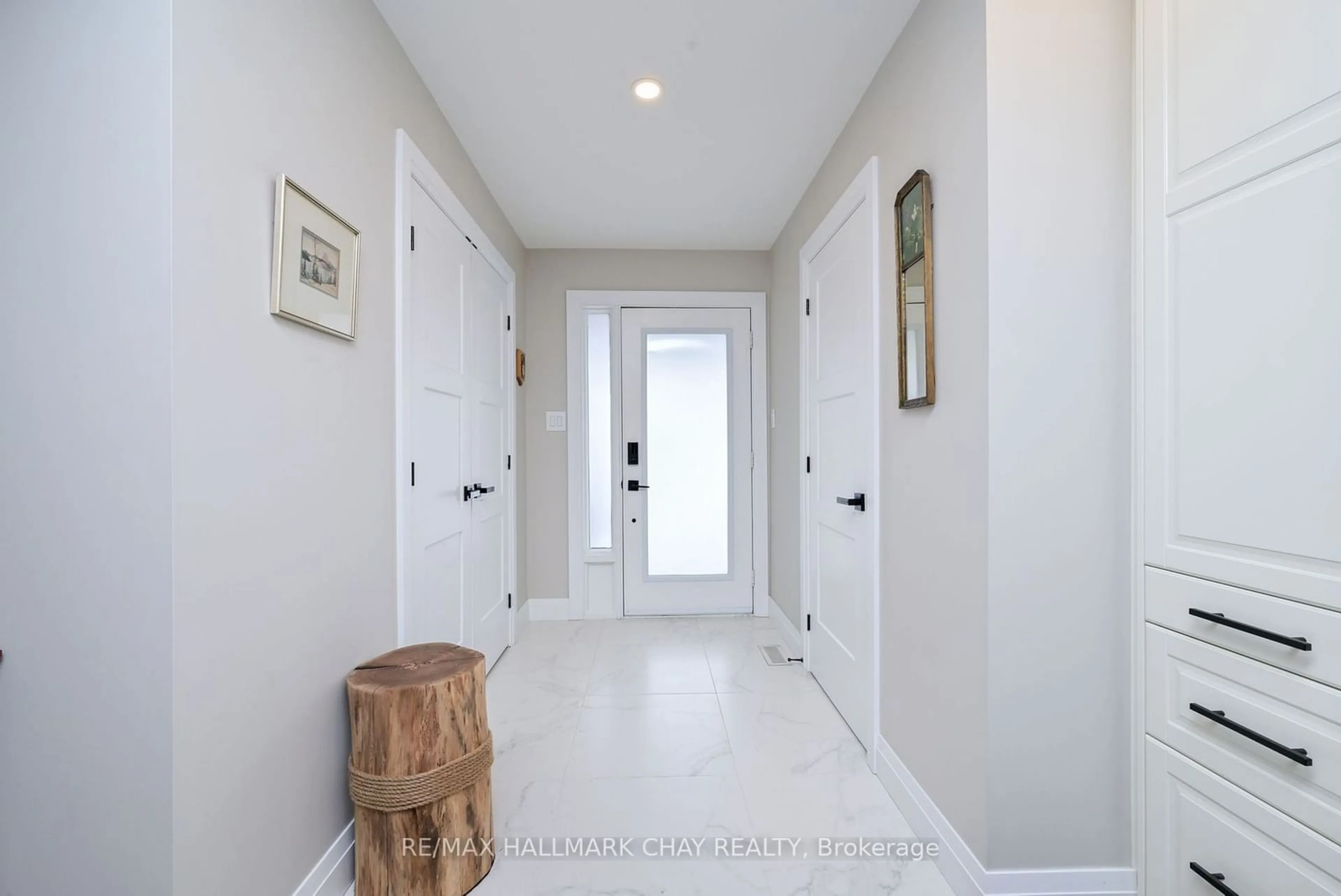 Indoor entryway for 176 Green Briar Rd, New Tecumseth Ontario L9R 1X9