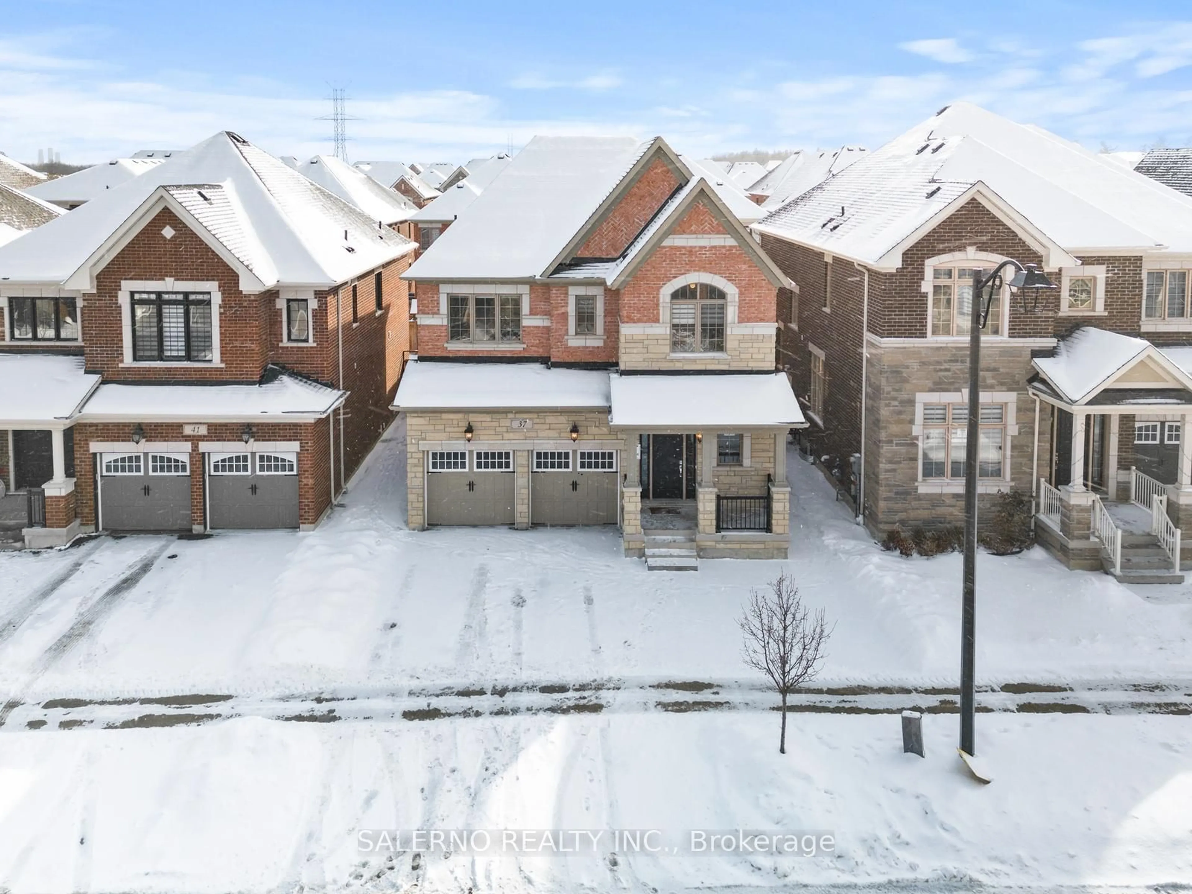 A pic from outside/outdoor area/front of a property/back of a property/a pic from drone, street for 37 Chorus Cres, Vaughan Ontario L4H 4W3