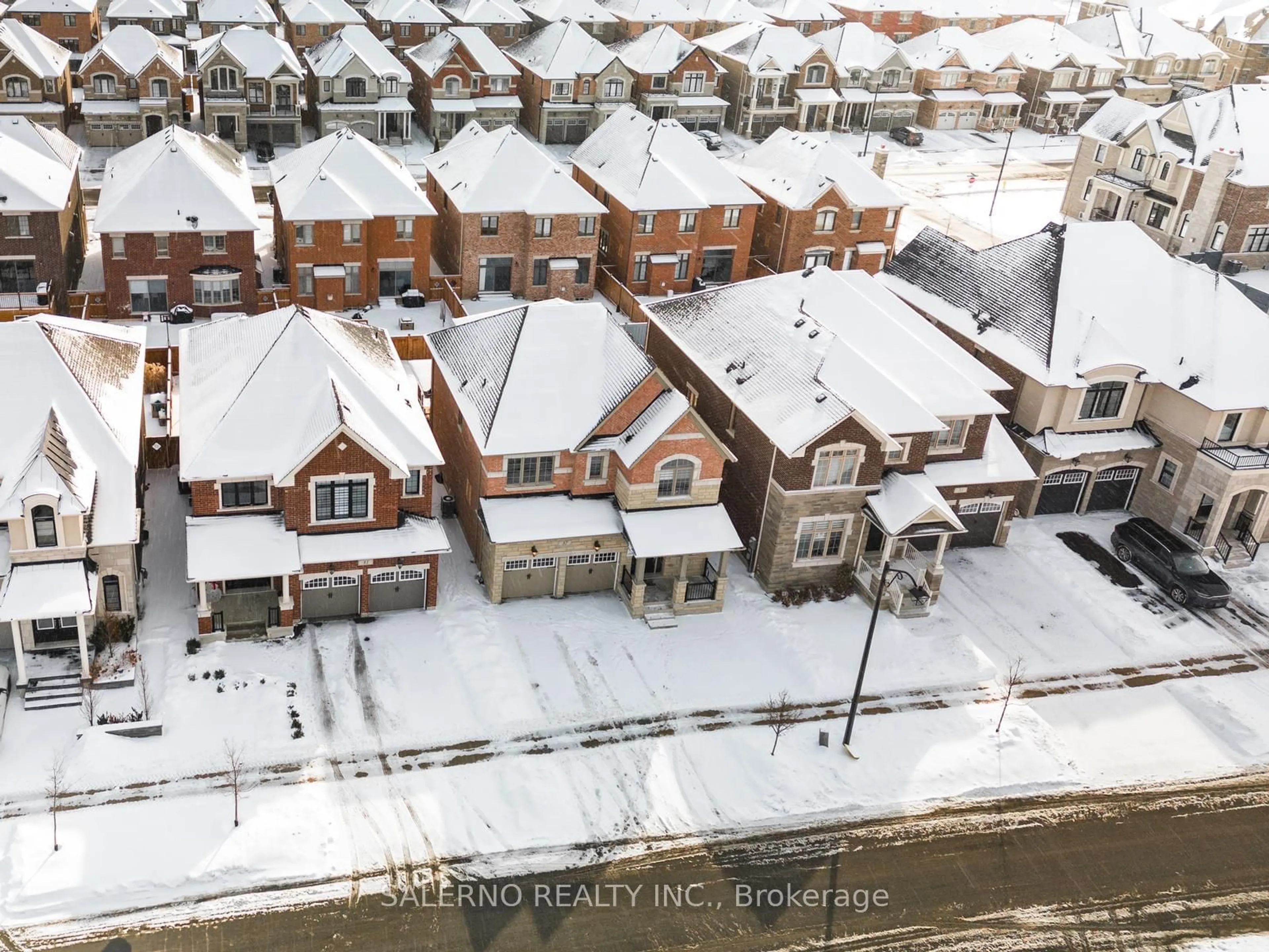 A pic from outside/outdoor area/front of a property/back of a property/a pic from drone, street for 37 Chorus Cres, Vaughan Ontario L4H 4W3