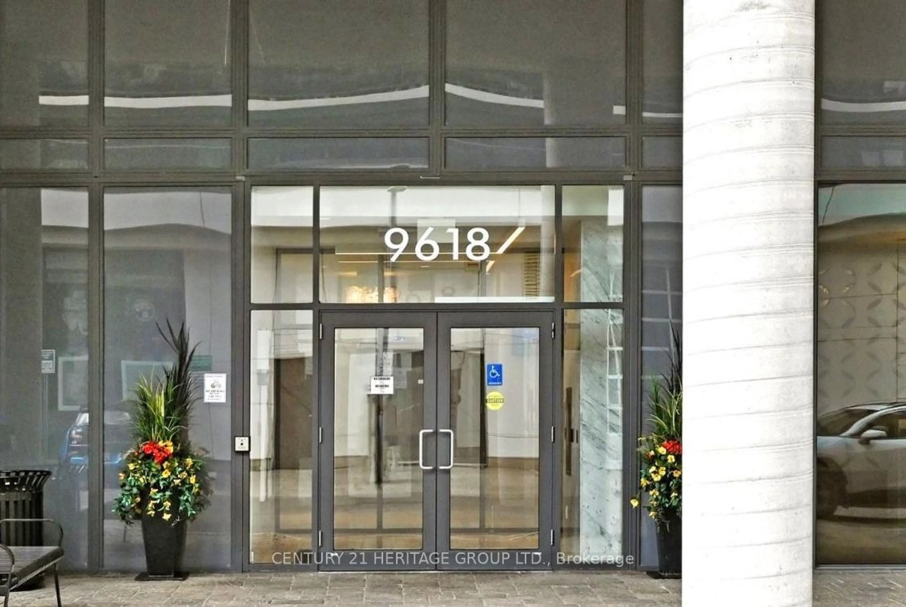 Indoor foyer for 9618 Yonge St #1007, Richmond Hill Ontario L4C 0X5