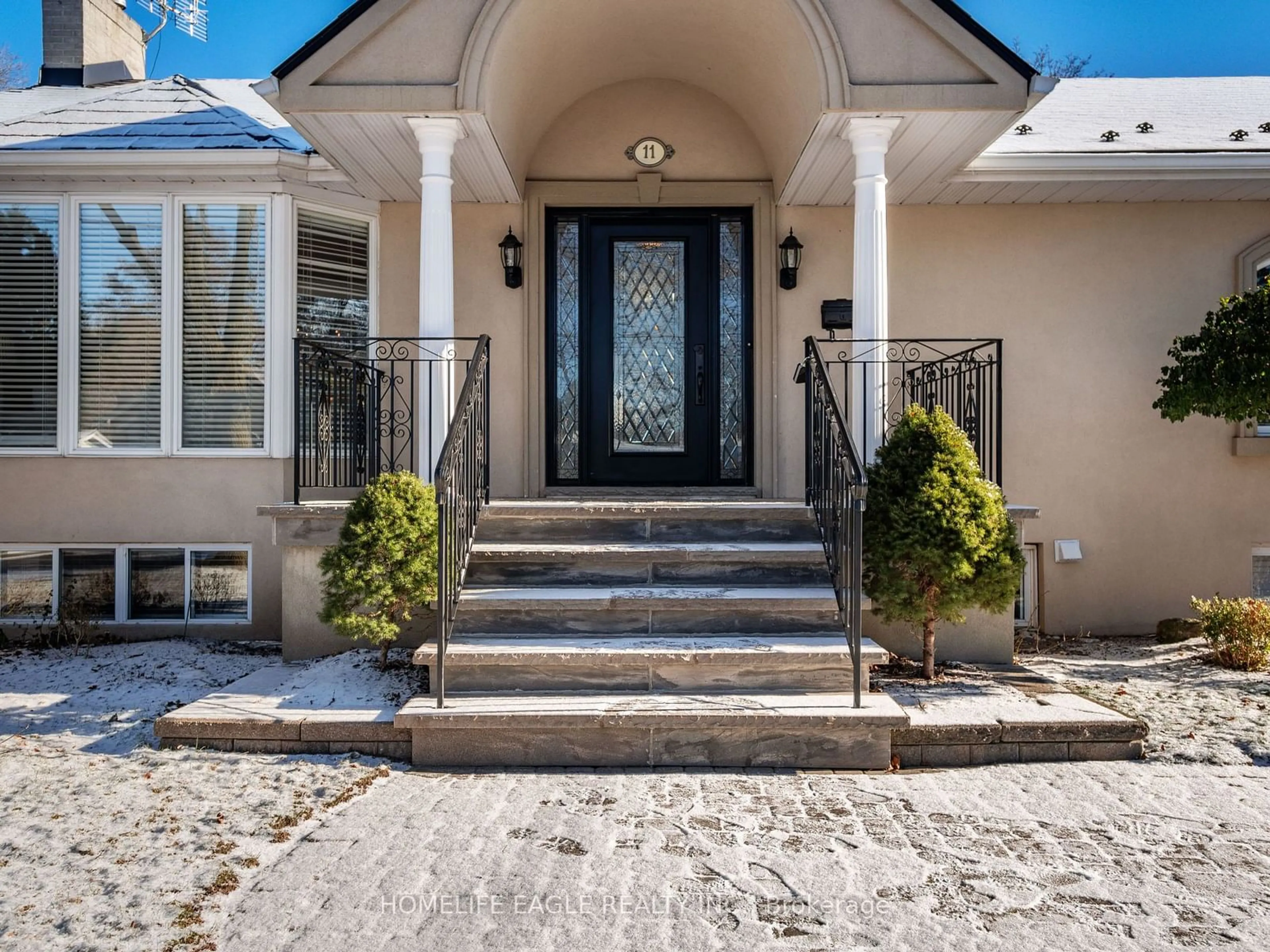 Indoor entryway for 11 Knollside Dr, Richmond Hill Ontario L4C 4W7