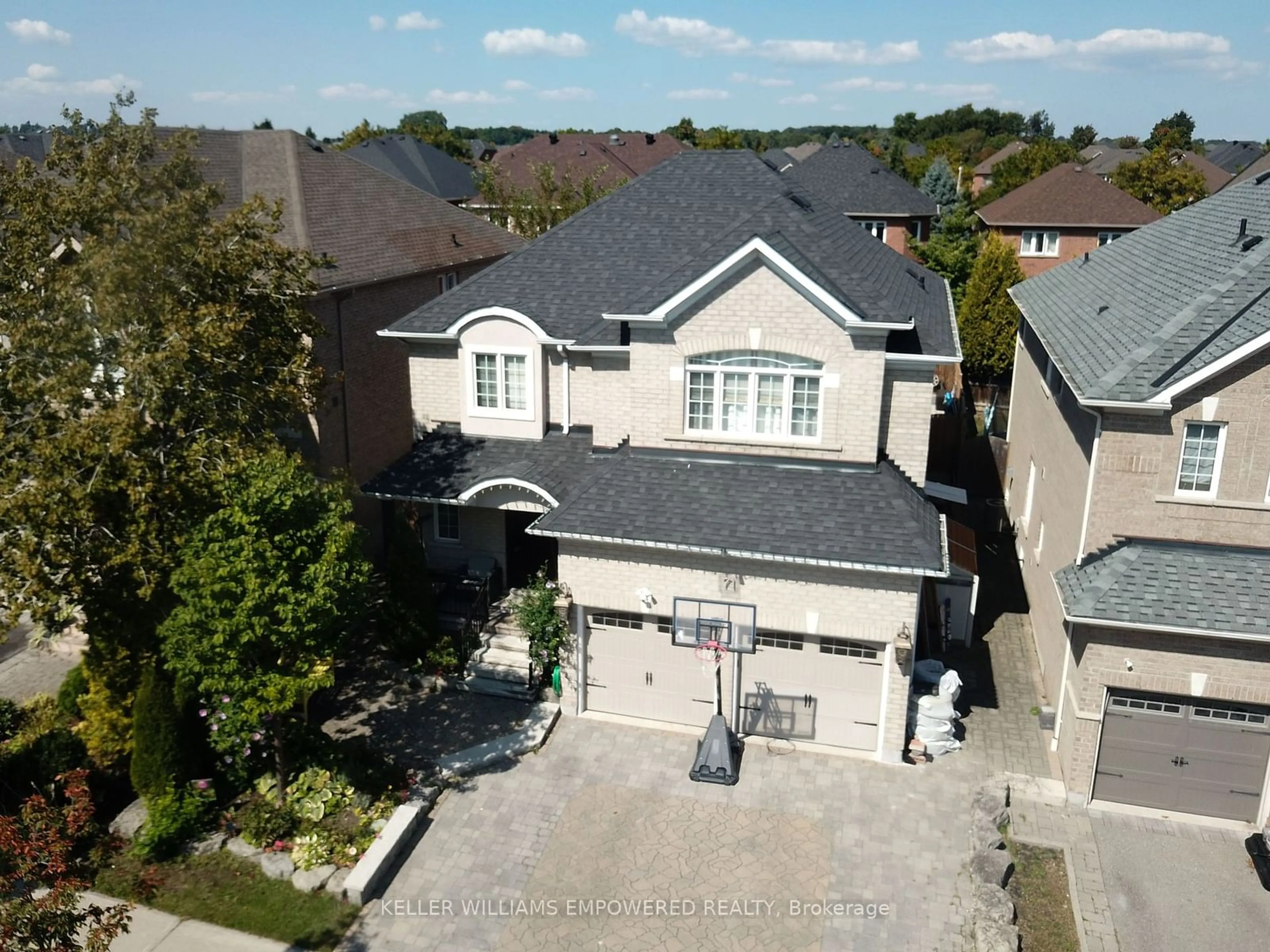 A pic from outside/outdoor area/front of a property/back of a property/a pic from drone, street for 71 Gracedale Dr, Richmond Hill Ontario L4C 0S8