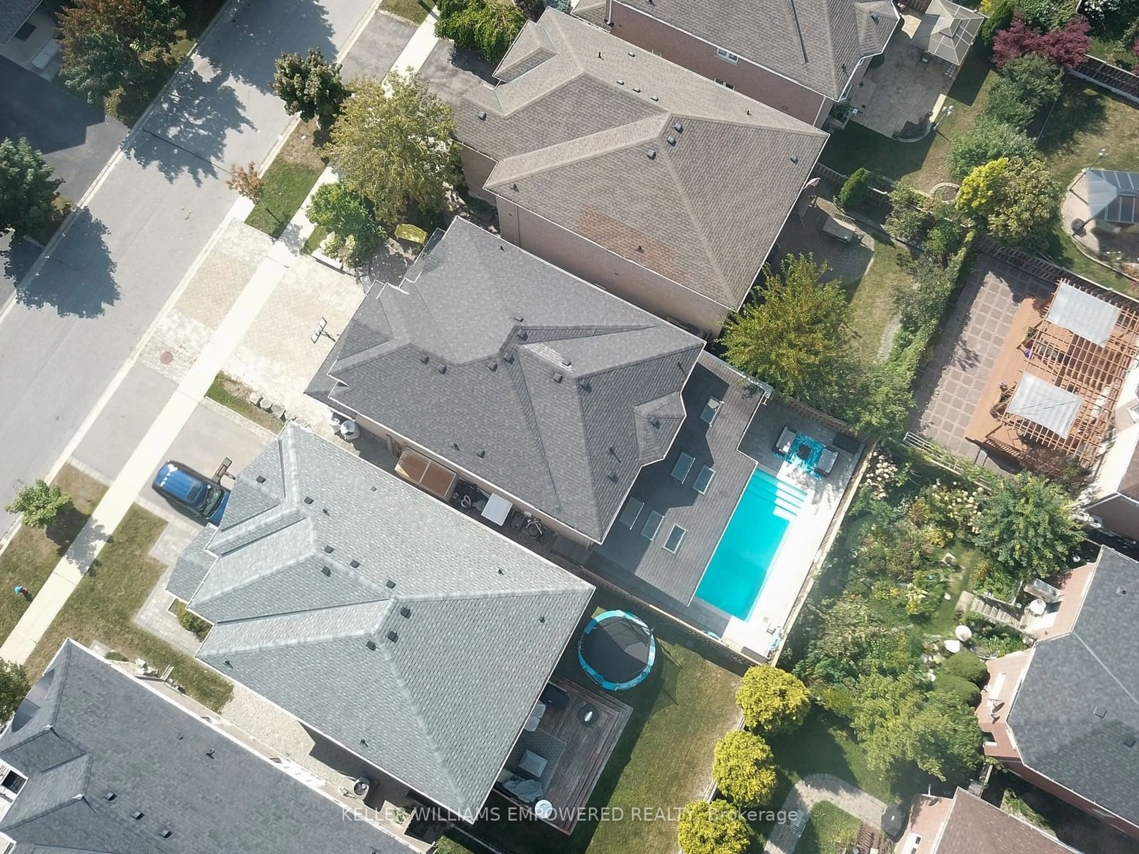 A pic from outside/outdoor area/front of a property/back of a property/a pic from drone, street for 71 Gracedale Dr, Richmond Hill Ontario L4C 0S8