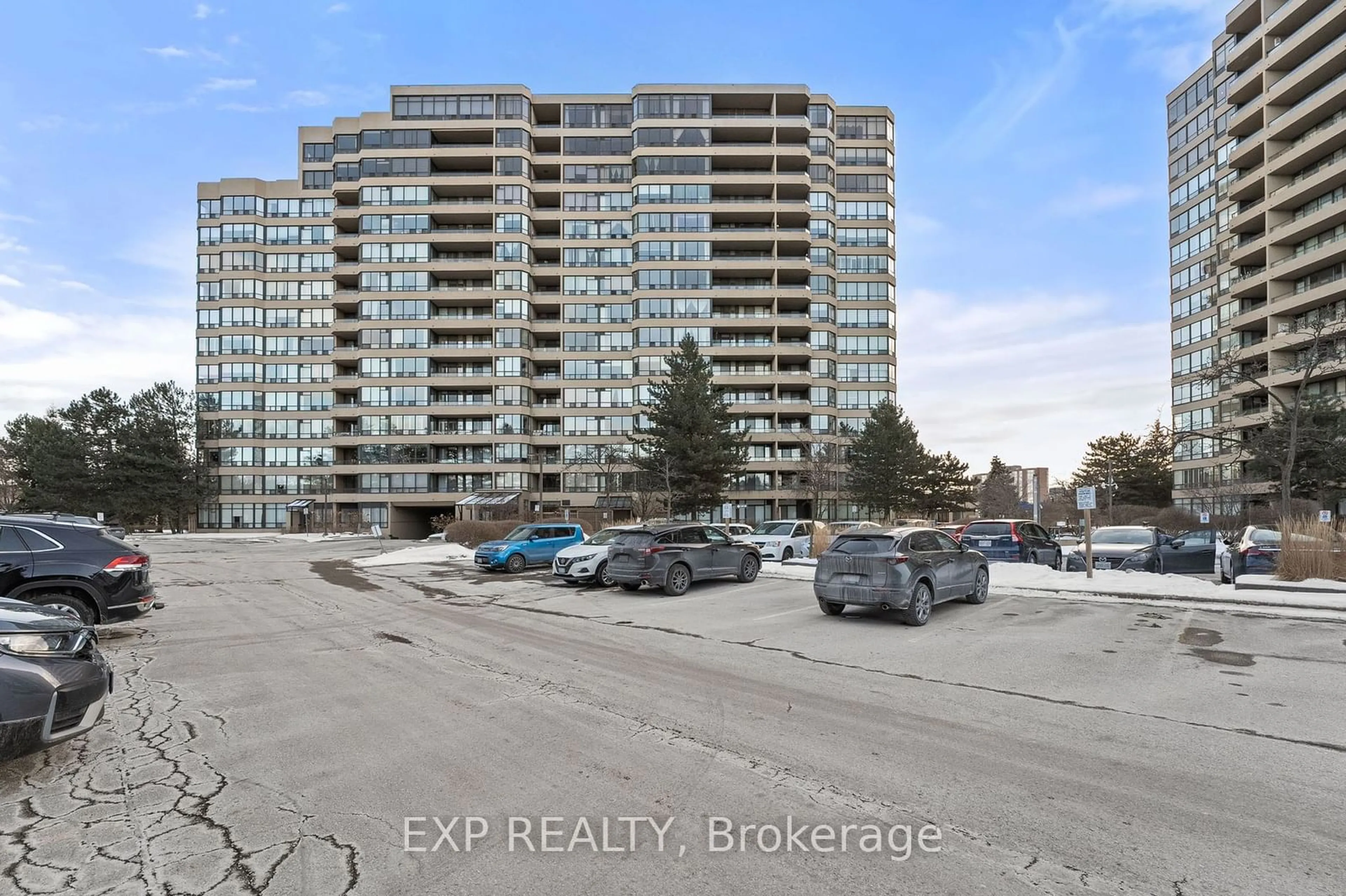 A pic from outside/outdoor area/front of a property/back of a property/a pic from drone, city buildings view from balcony for 32 Clarissa Dr #521, Richmond Hill Ontario L4C 9R7