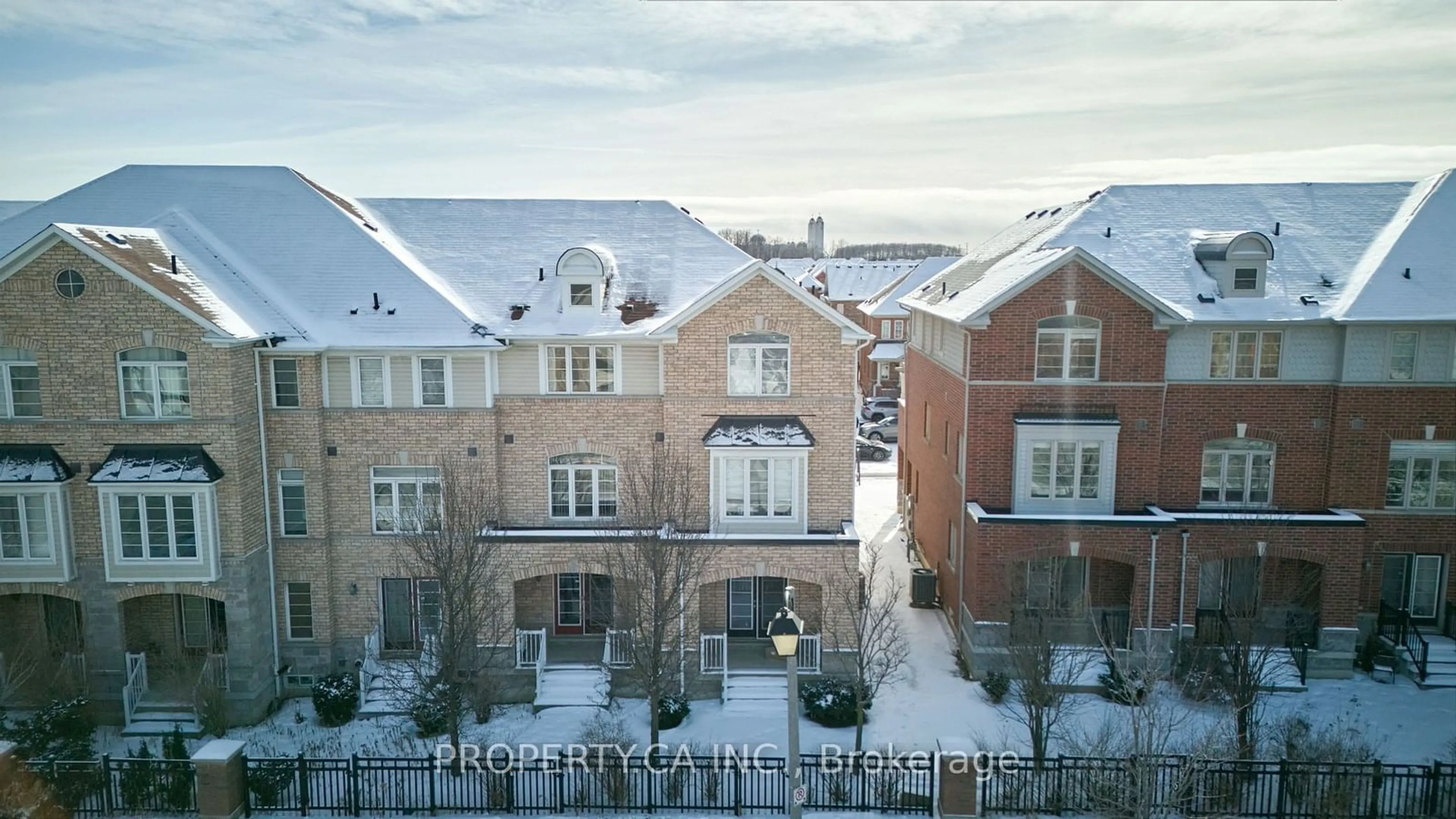 A pic from outside/outdoor area/front of a property/back of a property/a pic from drone, city buildings view from balcony for 85 Chokecherry Cres, Markham Ontario L6E 0J2