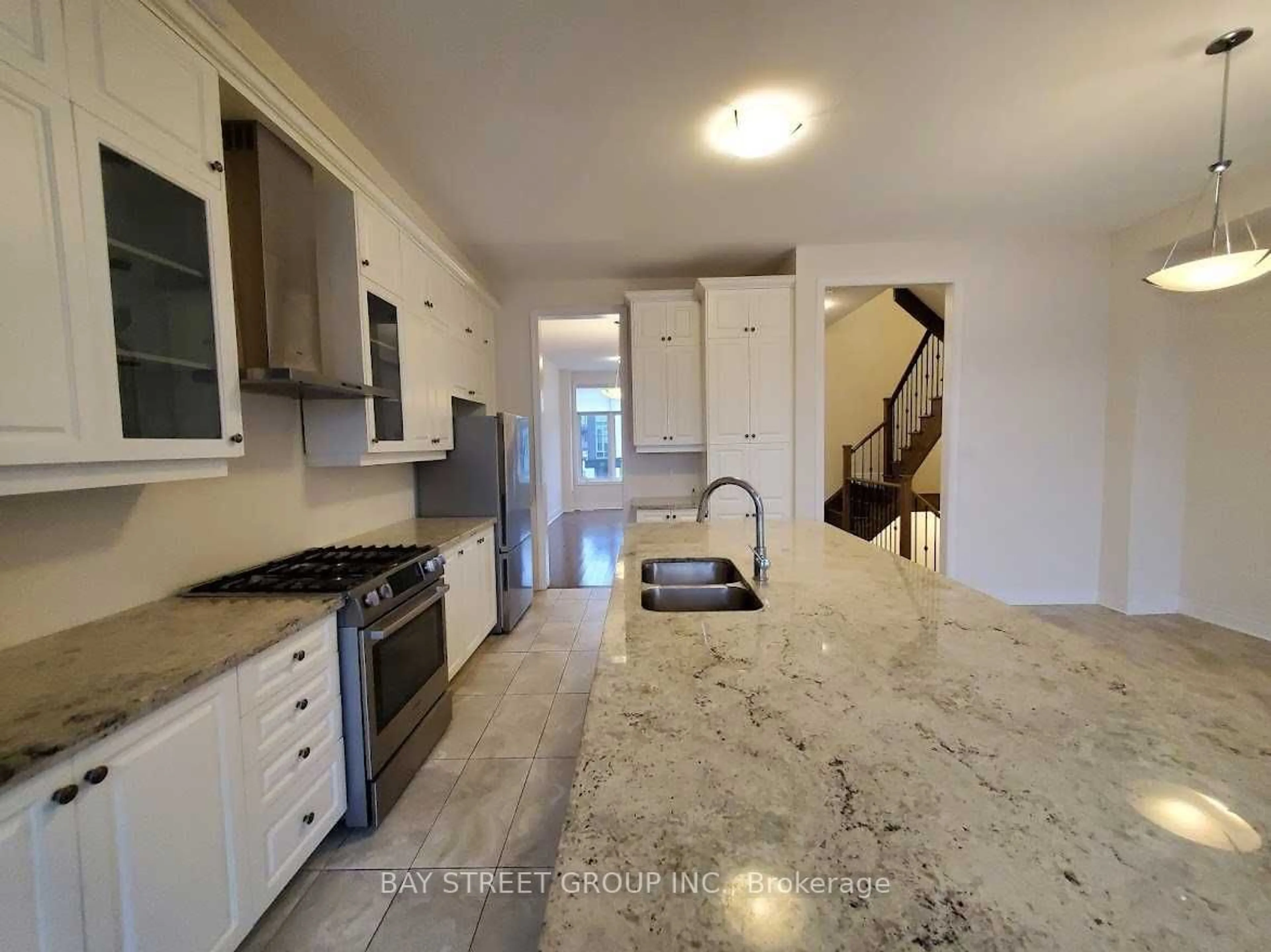 Open concept kitchen, unknown for 102 Carrville Woods Circ, Vaughan Ontario L6A 4Z6