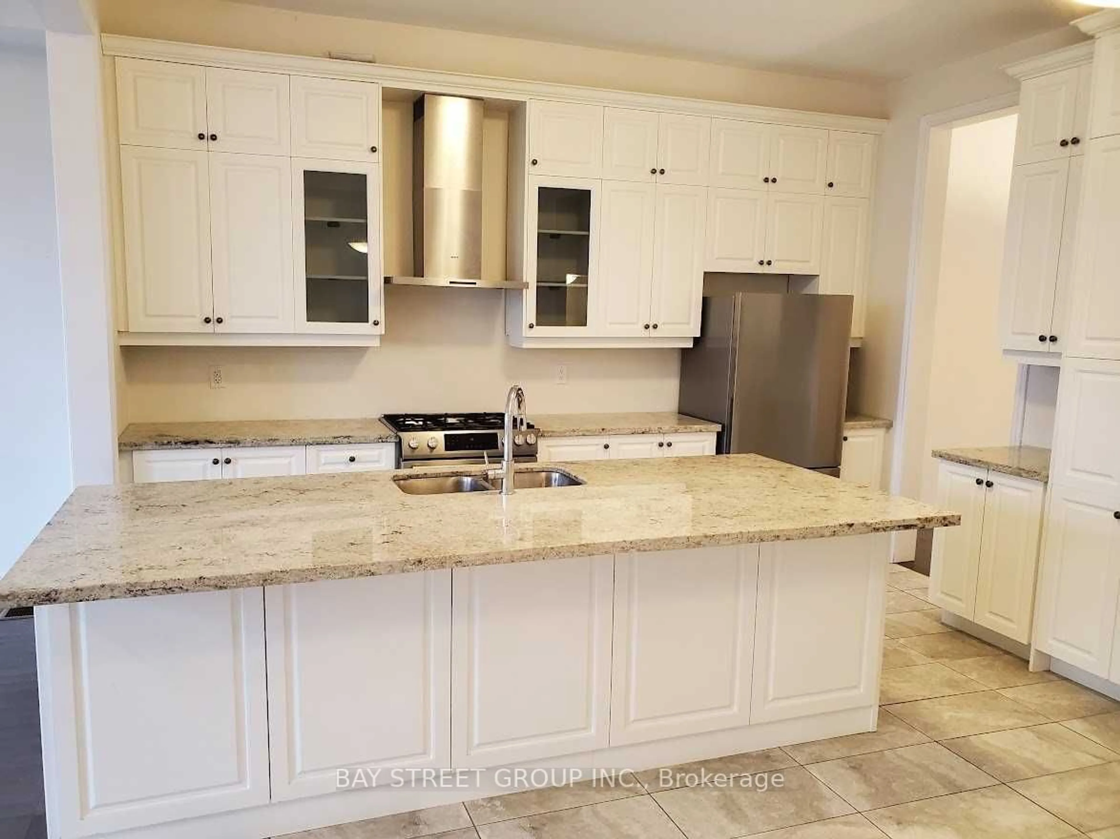 Standard kitchen, ceramic/tile floor for 102 Carrville Woods Circ, Vaughan Ontario L6A 4Z6