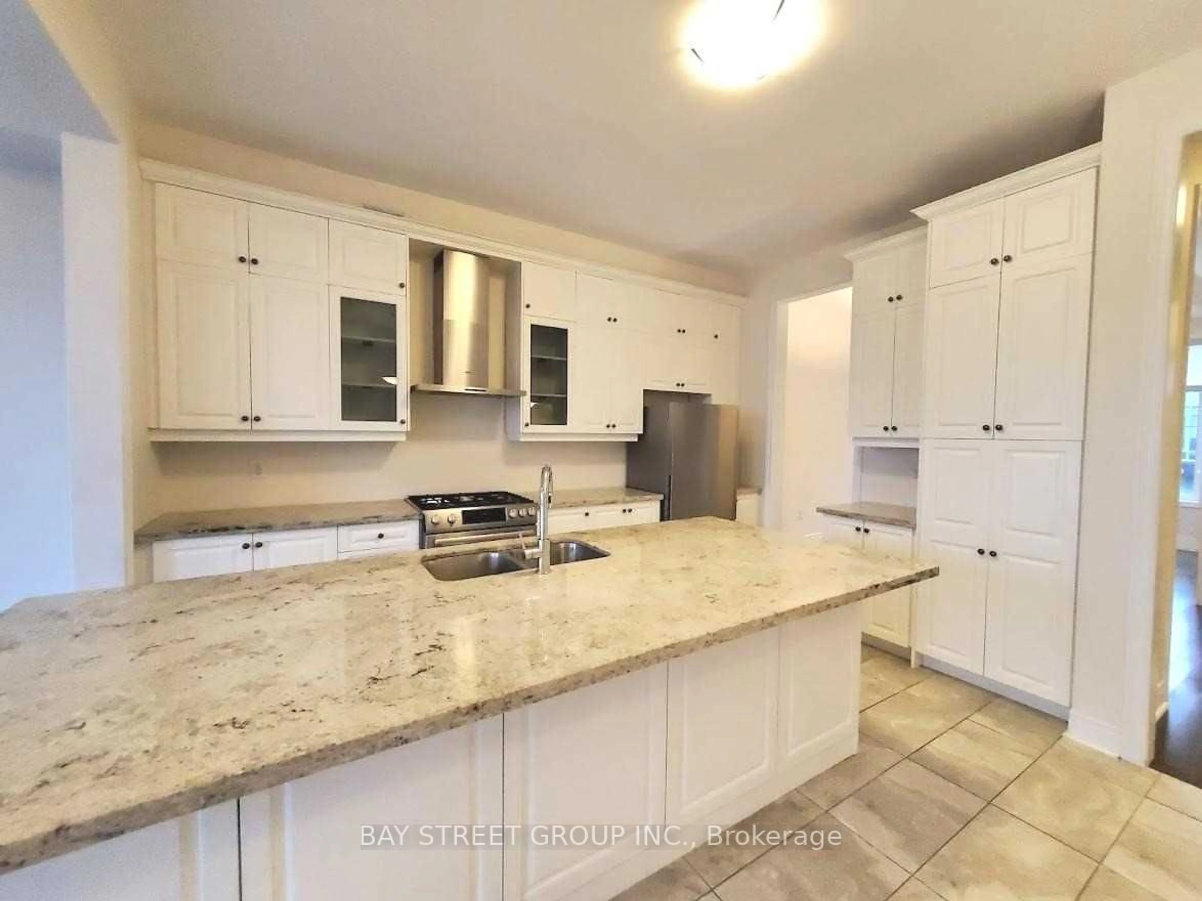 Open concept kitchen, ceramic/tile floor for 102 Carrville Woods Circ, Vaughan Ontario L6A 4Z6